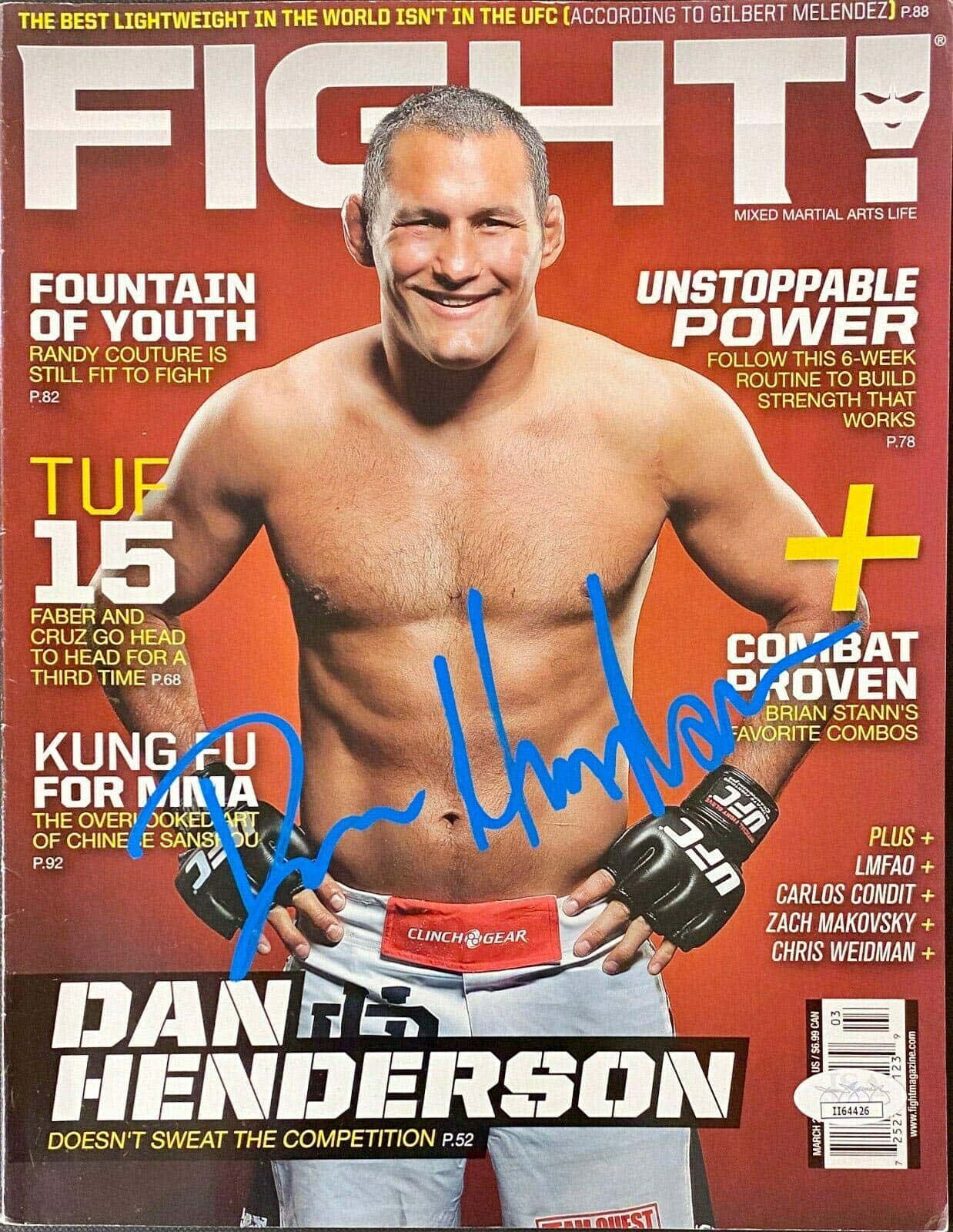 UFC拳手丹·亨德森在雜誌封面上微笑，附有簽名