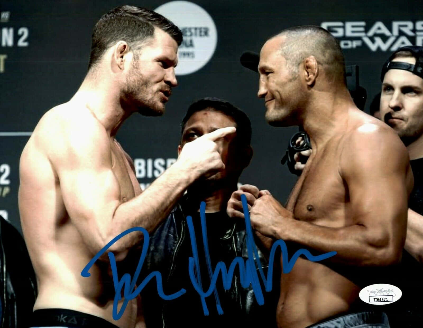 兩名男性MMA拳手在稱重時對峙，其中一人指向另一人。