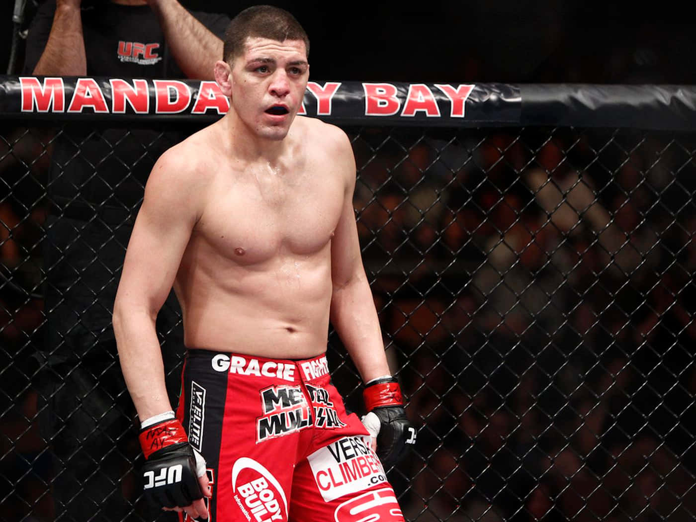 男性MMA拳手穿著紅色短褲，在曼德勒海灣的UFC八角籠內。