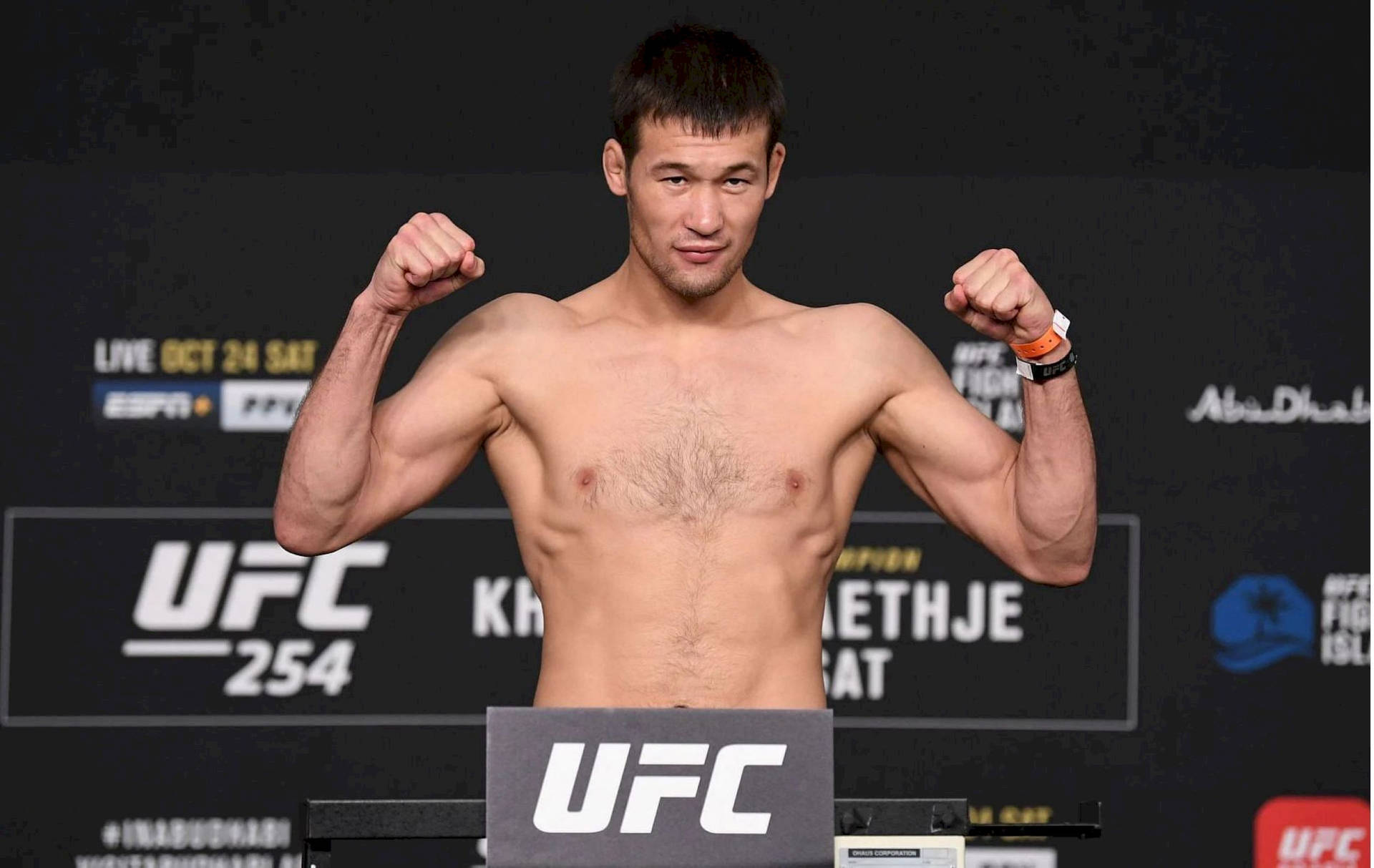 UFC拳手在稱重活動中彎曲雙臂