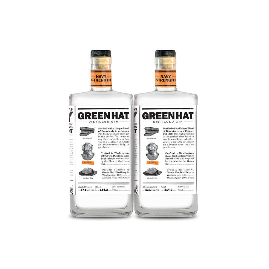 兩瓶帶有海軍強度標籤的 Green Hat 蒸餾氈酒。