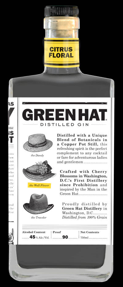 Green Hat Distilled Gin酒瓶，帶有柑橘花卉標籤和帽子插圖。