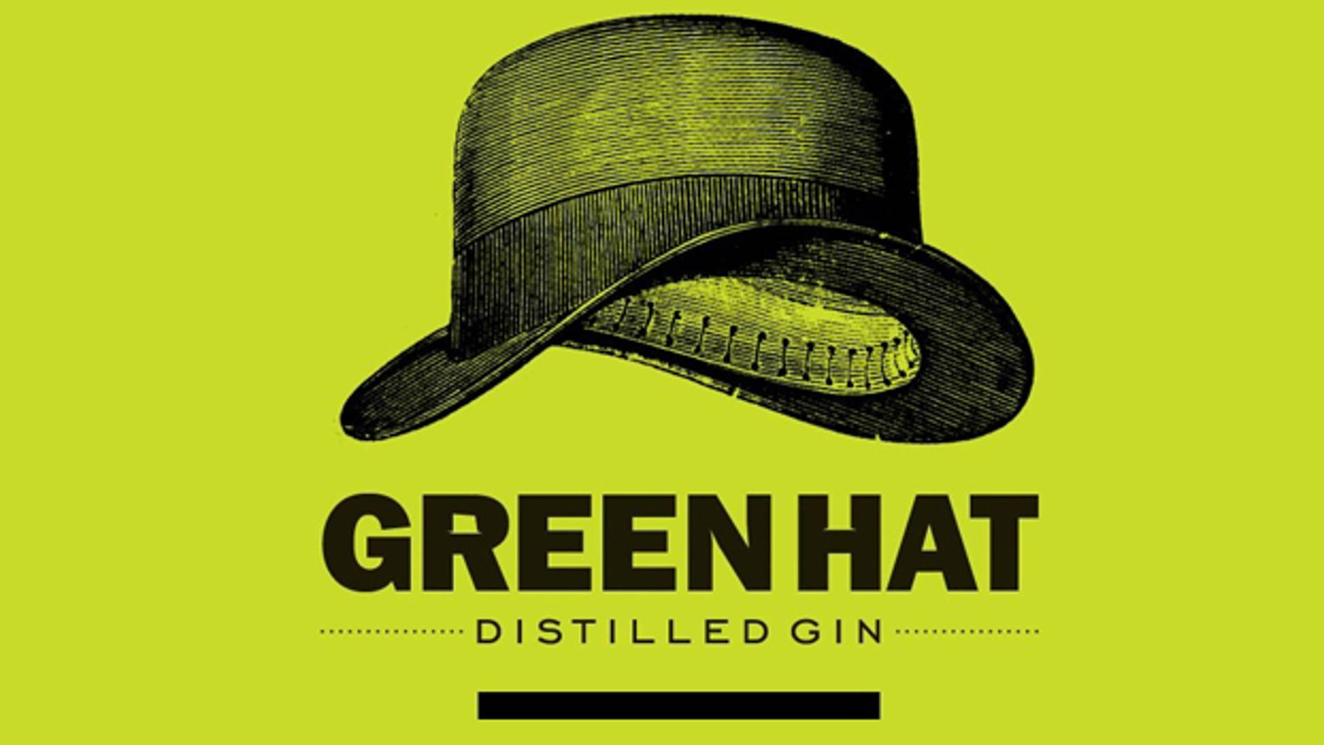 一個風格化的帽子插圖，帶有 Green Hat Distilled Gin 的文字，背景為綠色。