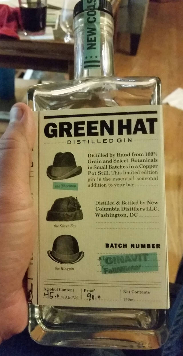 手握住一個Green Hat Distilled Gin酒樽，標籤細節清晰可見。