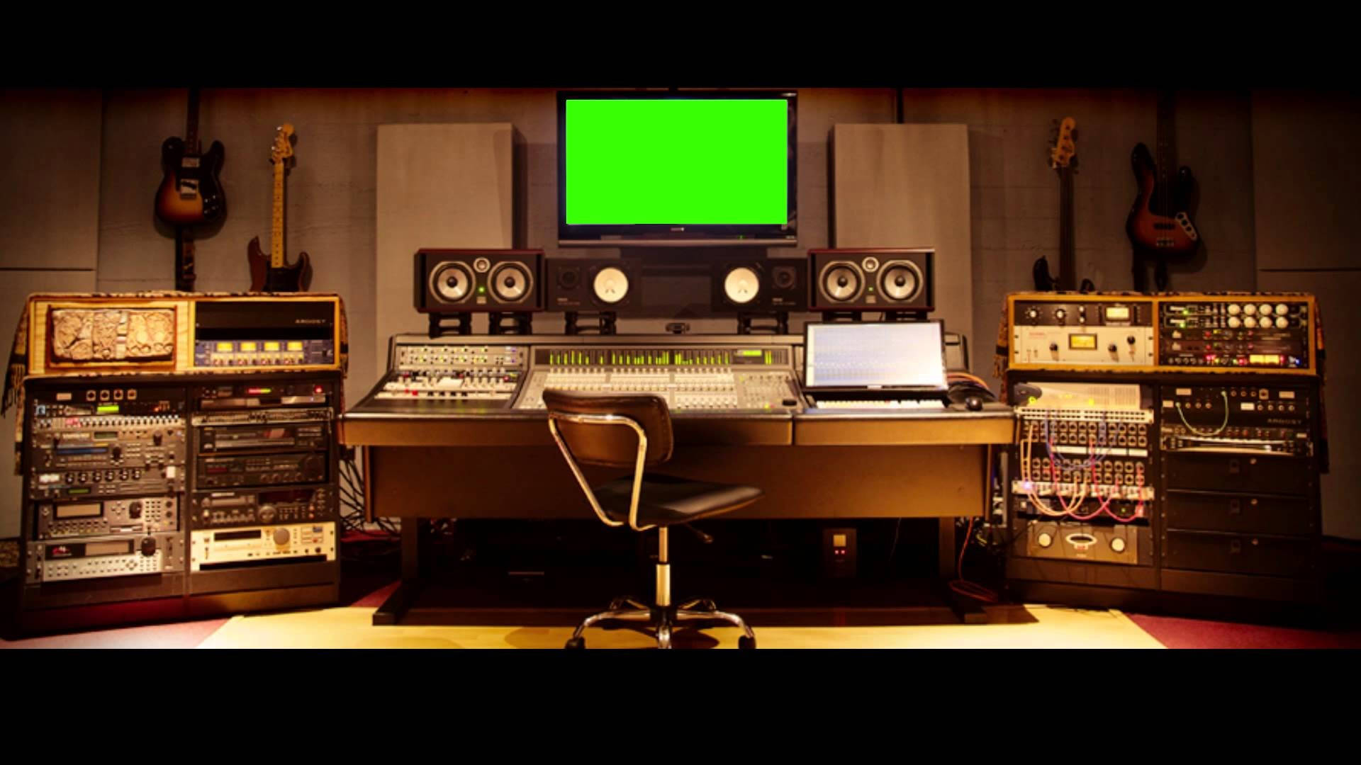 專業音樂工作室，配備復古音響設備和掛在隔音牆上的結他。