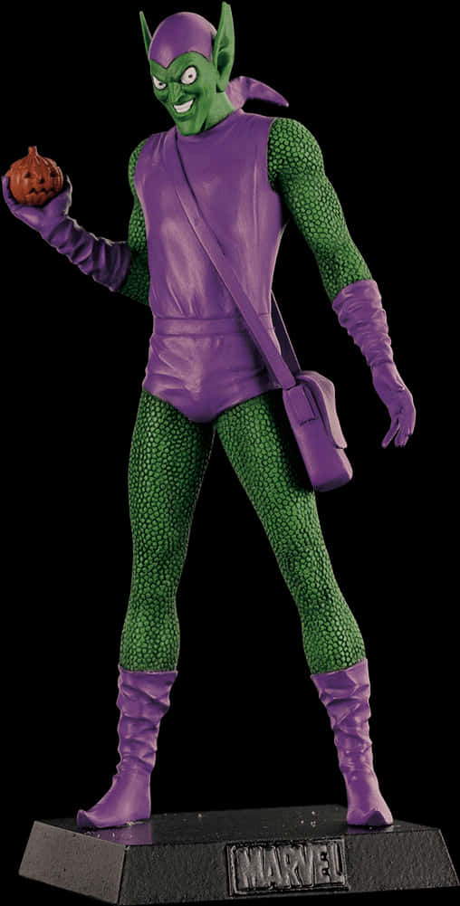 綠惡魔動作公仔配南瓜炸彈 壁紙 — 一個綠色皮膚的Marvel反派穿著紫色和綠色的服裝，在黑色背景前拿著一個雕刻的南瓜。