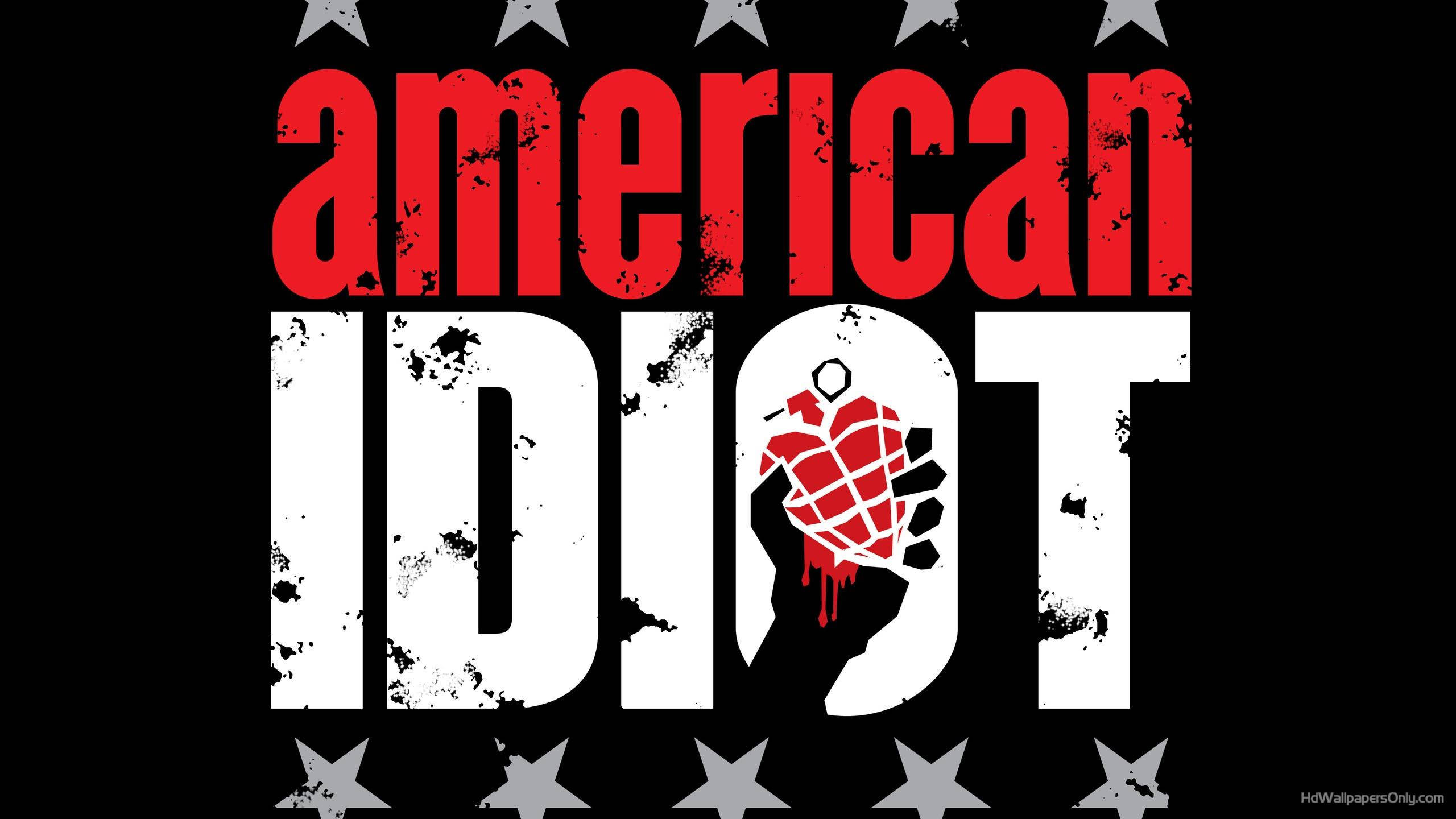 綠日樂隊《American Idiot》專輯封面 壁紙 — 粗體紅色和白色的 'American Idiot' 文字，一隻手拿著流血的手榴彈，背景為黑色帶灰色星星。
