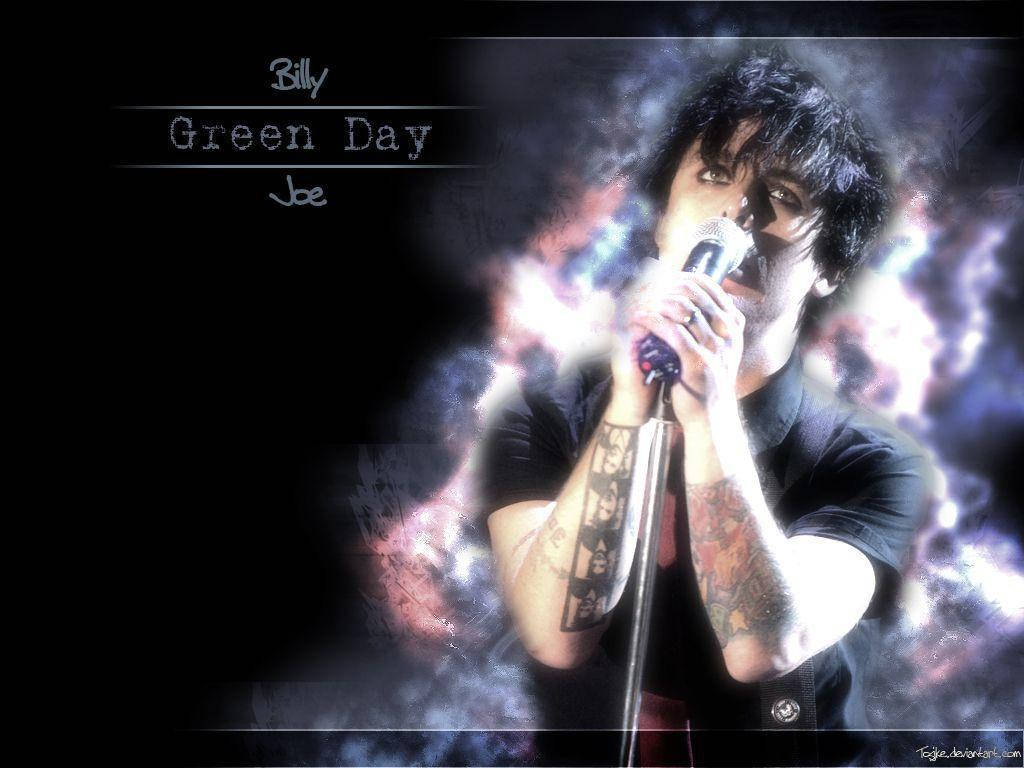 綠日樂隊主唱星雲煙霧 壁紙 — Green Day 的 Billy Joe Armstrong 熱情地對著咪高峰唱歌，發光的宇宙能量在他周圍旋轉。