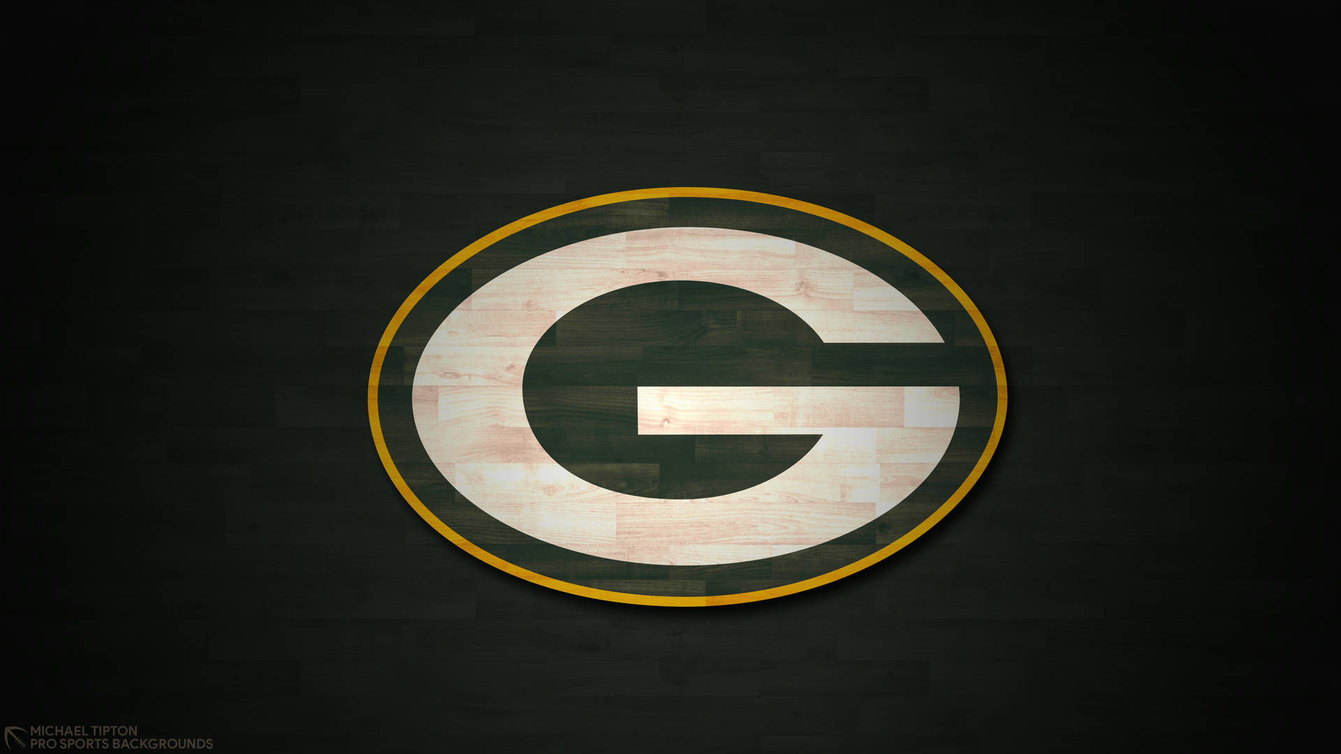 Green Bay Packers 標誌在深色木材背景上，帶有木紋質感。