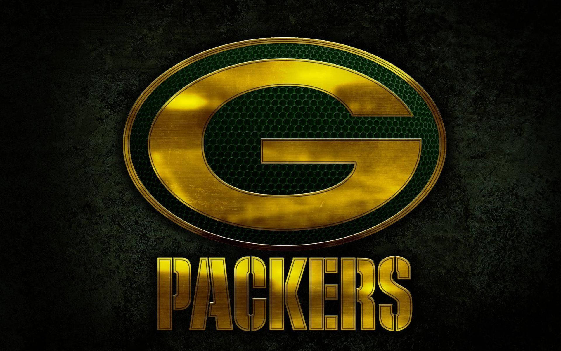 Green Bay Packers 標誌，金色字體，深色紋理背景。