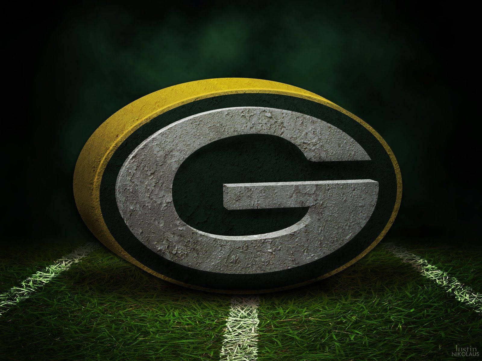 Green Bay Packers 標誌在一個有白色碼線的足球場上。
