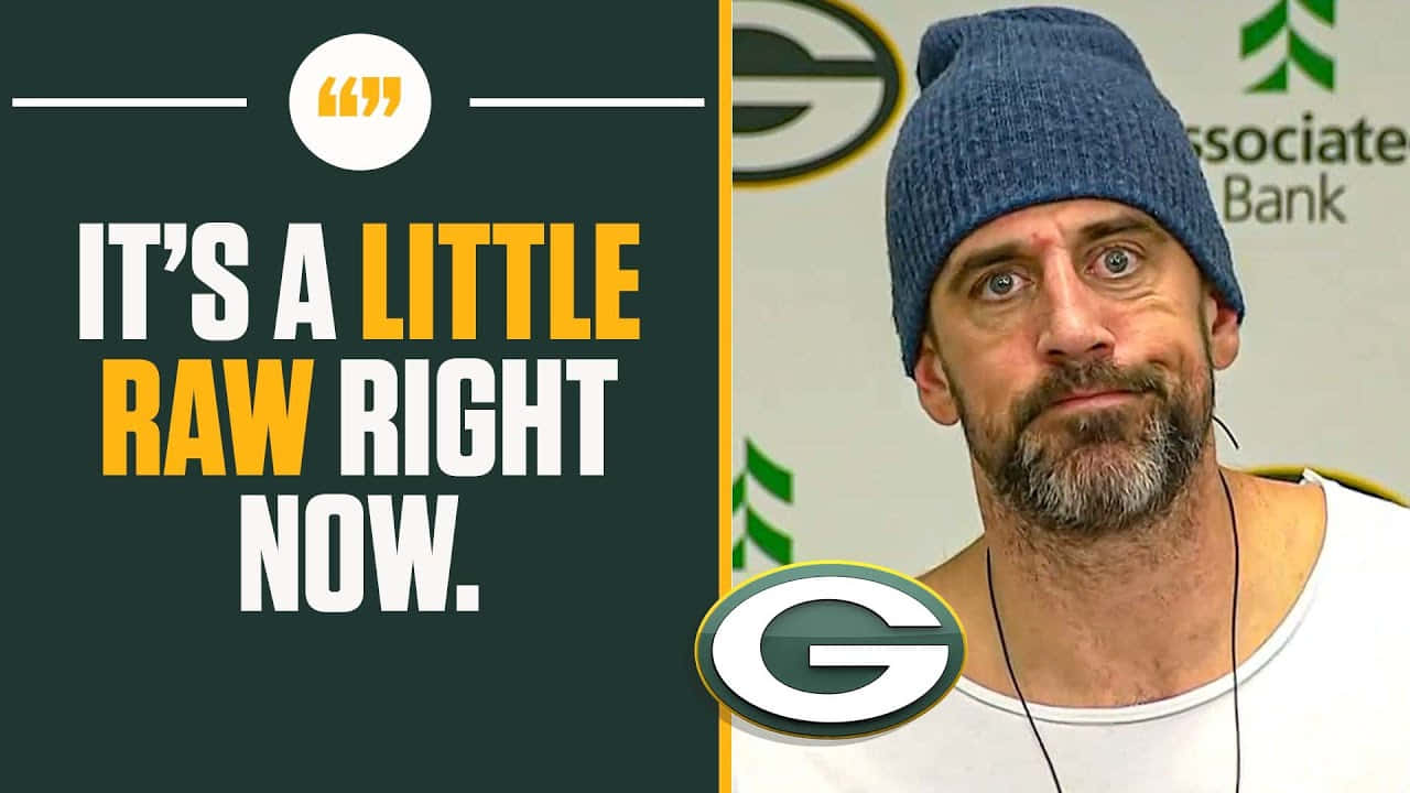 戴藍色冷帽、穿白恤衫嘅男人，喺 Green Bay Packers 標誌旁邊，附有引文。