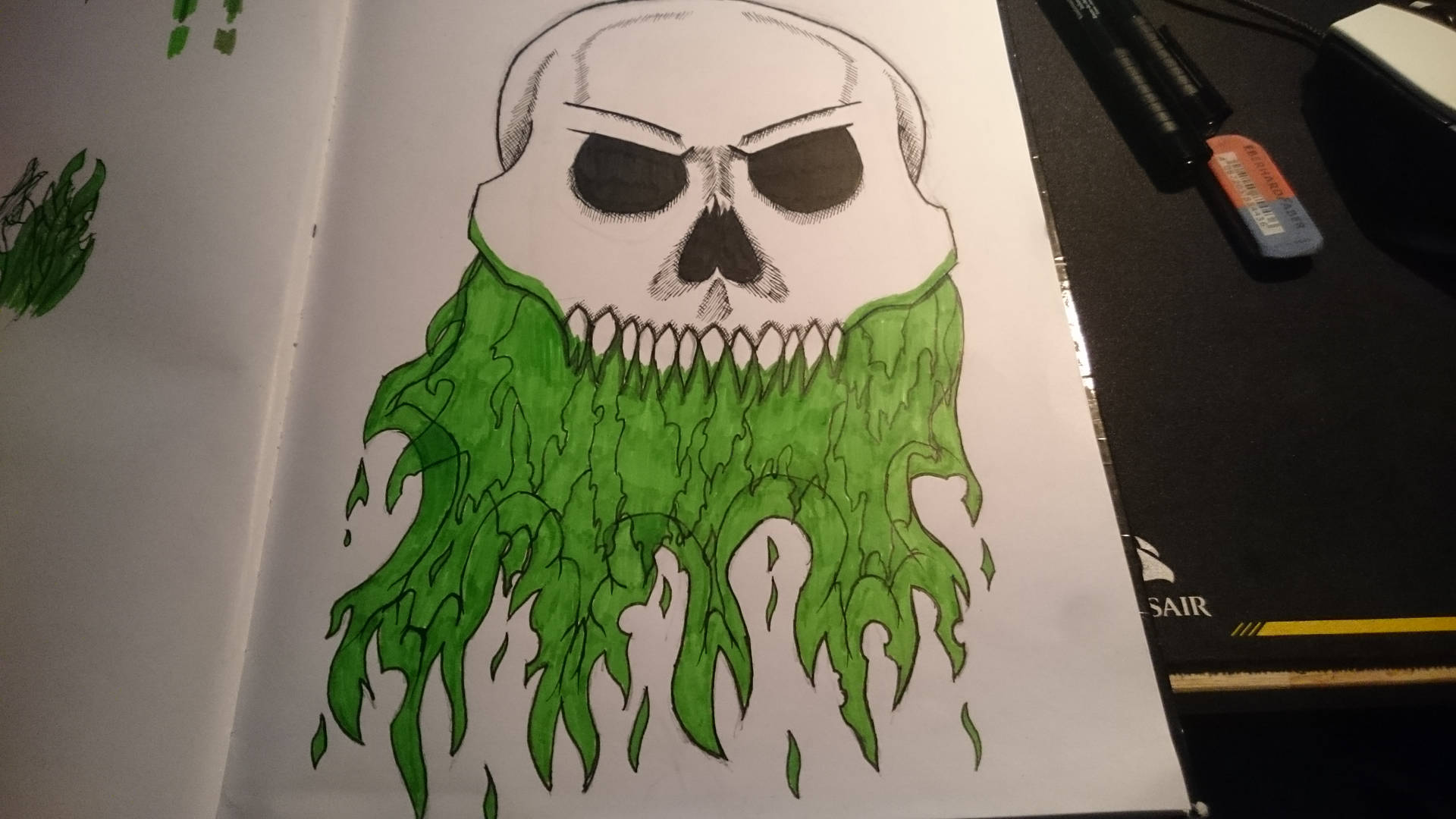 素描本頁面上手繪的帶有綠色鬍鬚的頭骨。