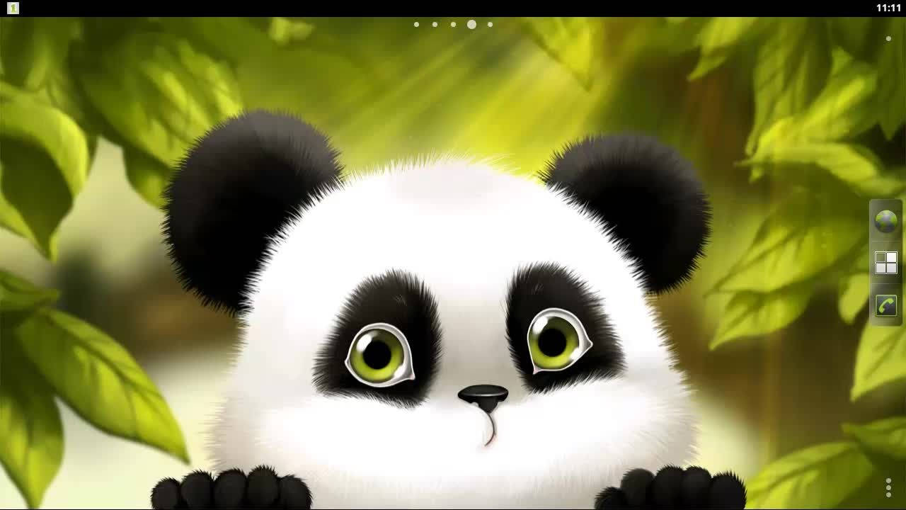 綠眼可愛熊猫 壁紙 — 一隻可愛的卡通熊貓，有著明亮的綠色眼睛，在森林中透過茂密的綠葉窺視。