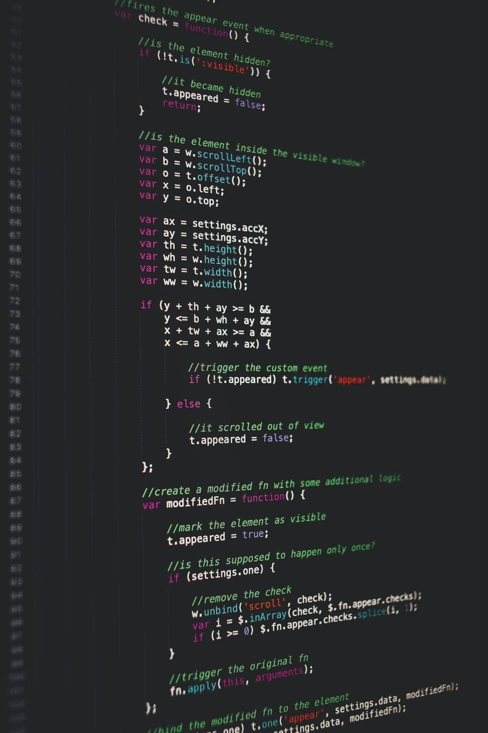 電腦螢幕特寫，顯示帶有語法高亮的 JavaScript 代碼。