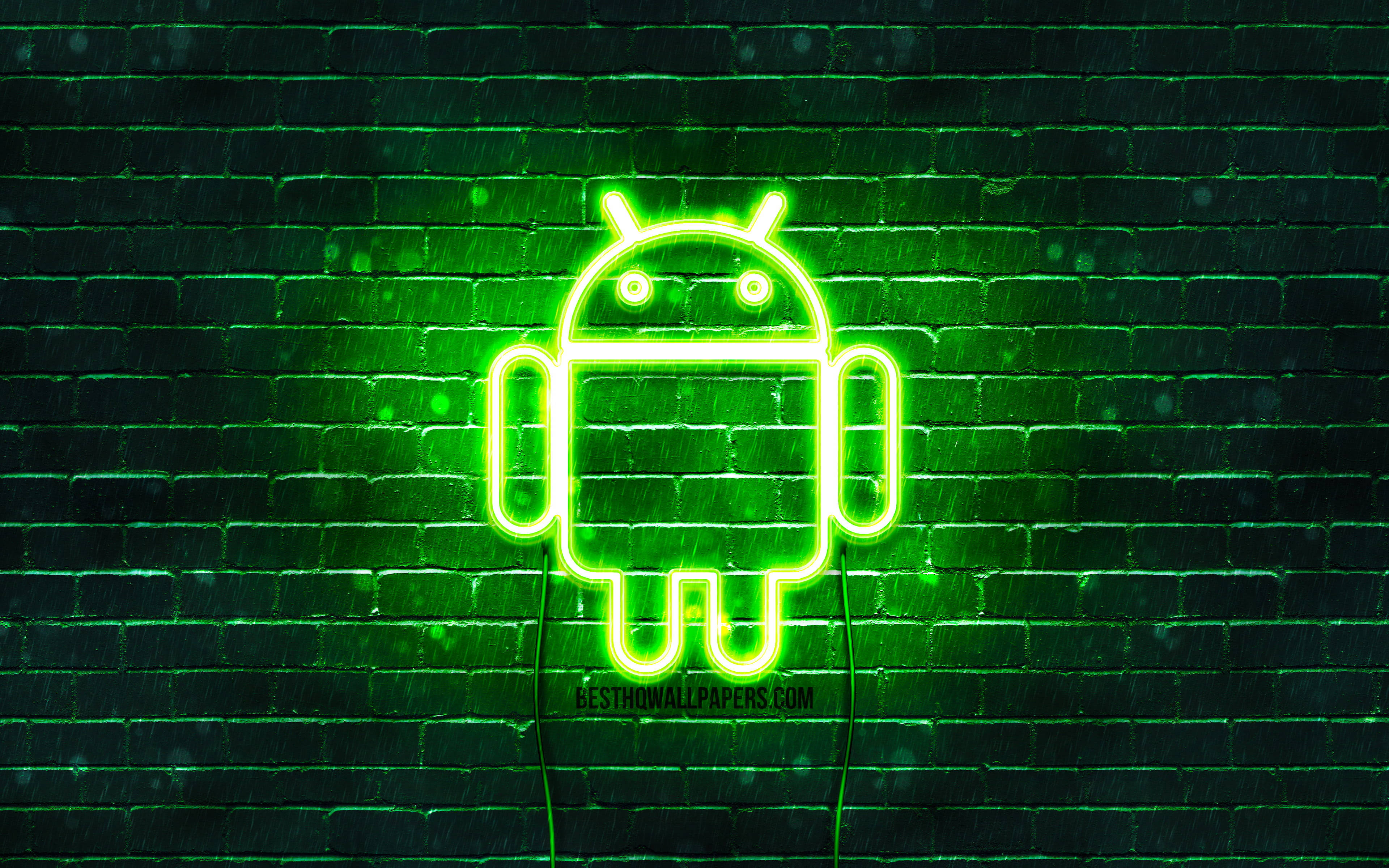 綠色 Android 机器人桌面壁紙 壁紙 — 一個發光的綠色霓虹Android標誌在雨中對著濕漉漉的深色磚牆閃耀。