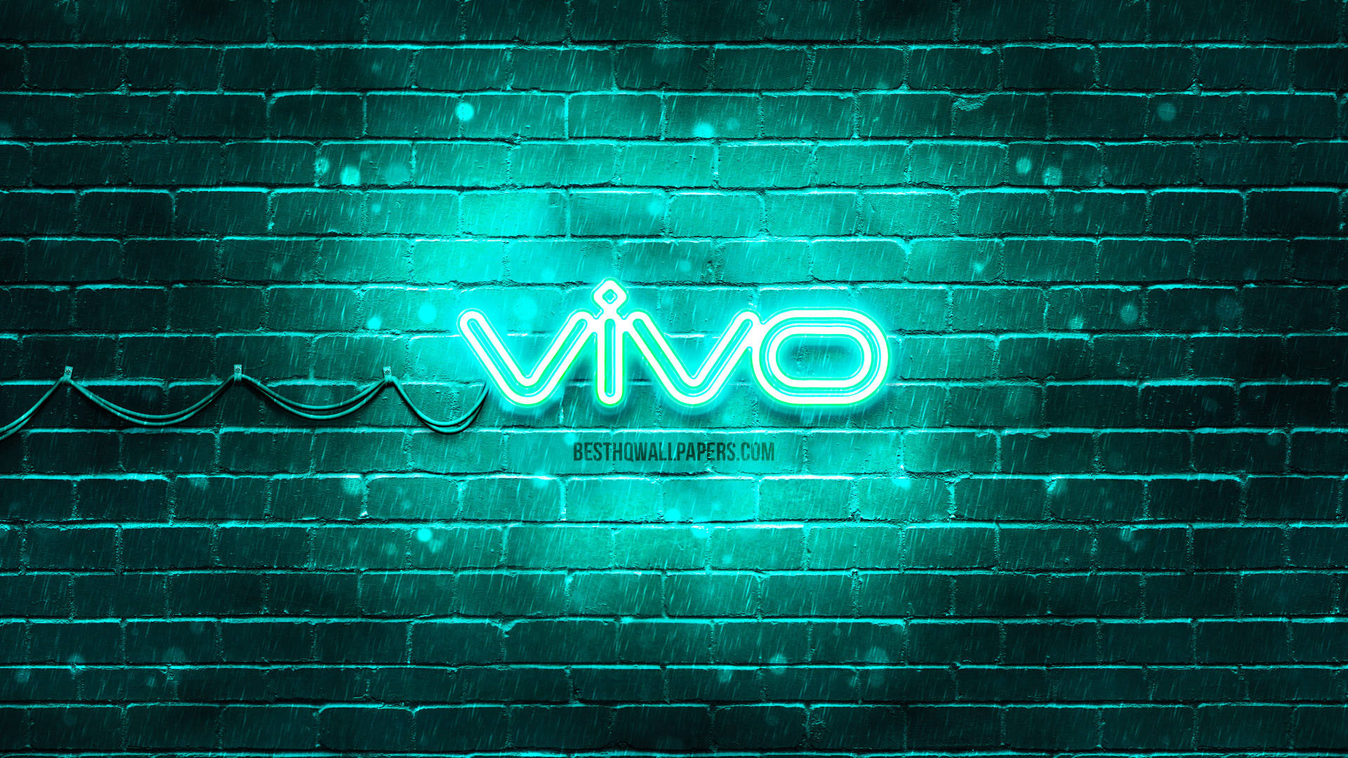 霓虹燈 vivo 標誌在雨夜中於濕磚牆上發光。
