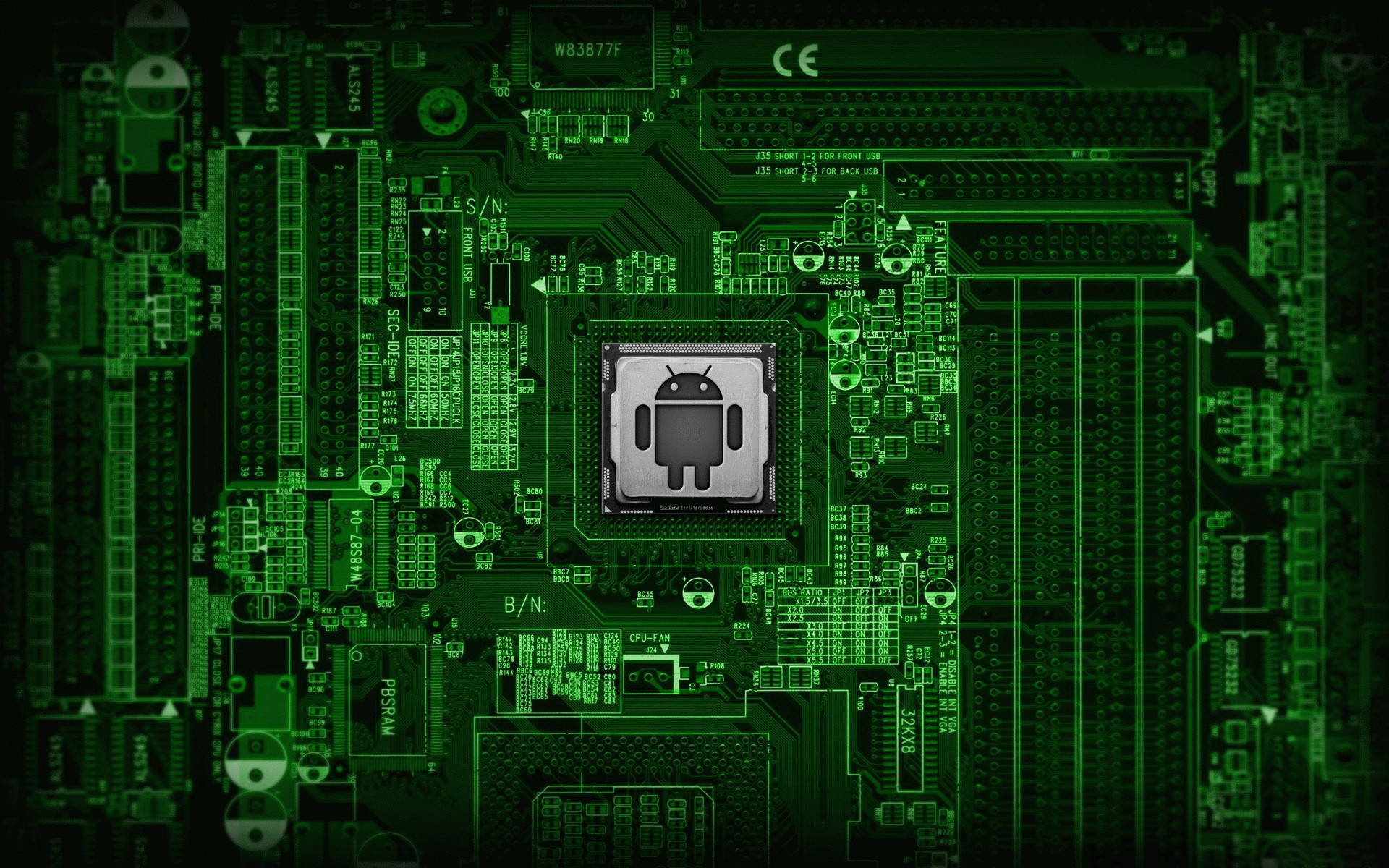 帶有Android標誌晶片的綠色電路板特寫。