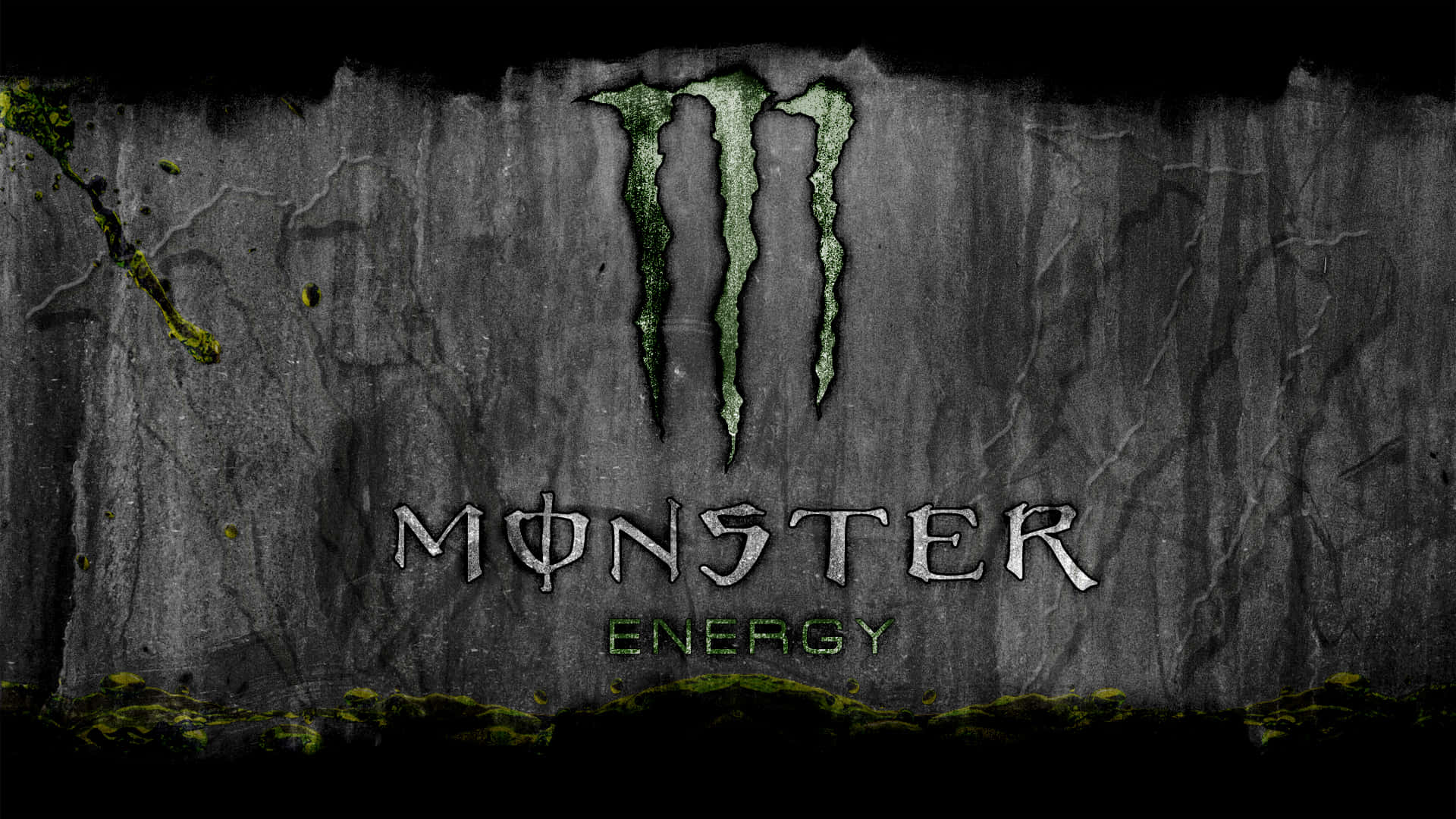 Monster Energy 桌布 壁紙 — 綠色和銀色的Monster Energy標誌在佈滿苔蘚邊緣的裂紋深色石牆上發光。