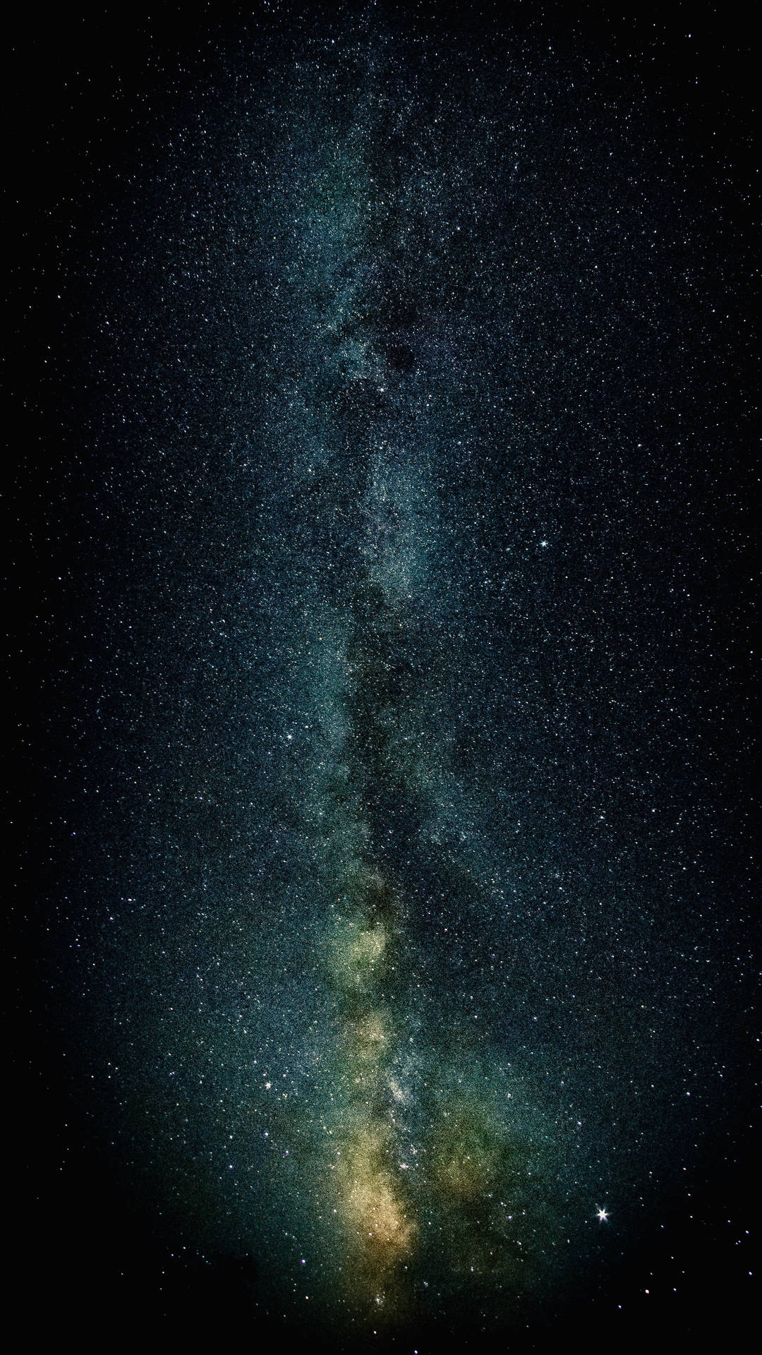 銀河系垂直延伸在繁星點點的夜空。