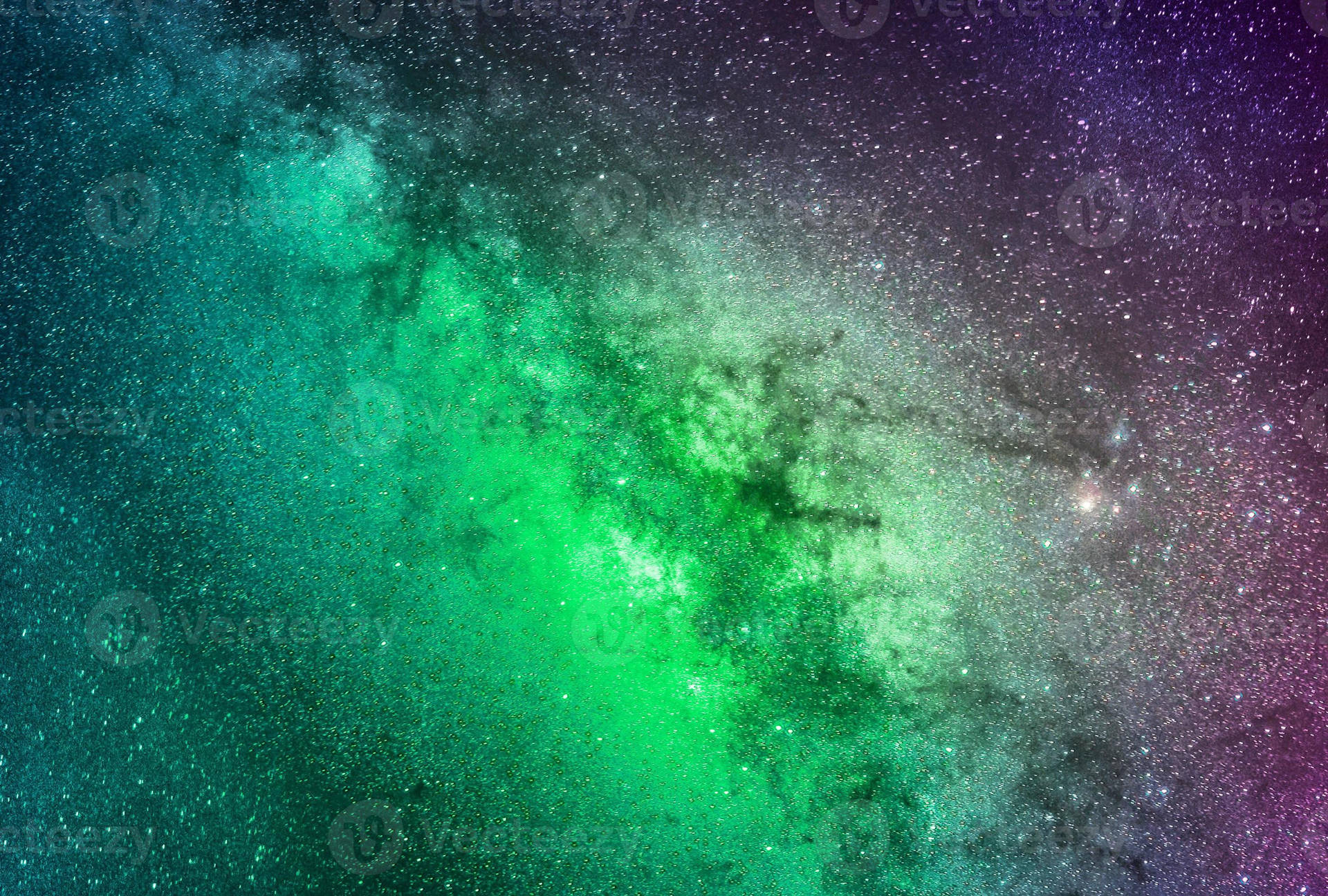 夜空中帶有綠色和紫色雲彩及星星的彩色星雲。