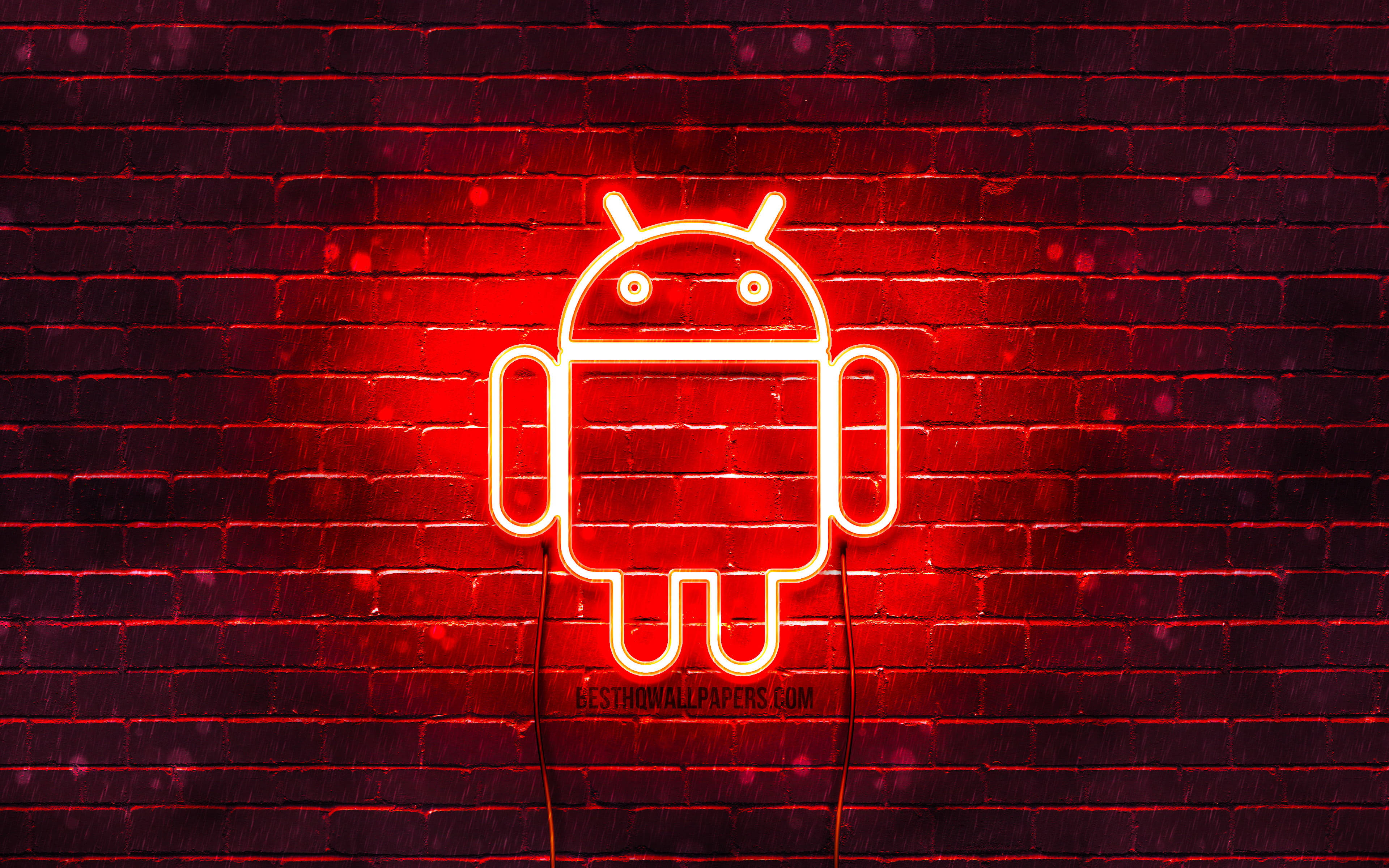綠色安卓標誌桌面壁紙 壁紙 — 一個發光的紅色霓虹燈Android標誌在黑暗的磚牆上閃耀，牆上可見雨滴。