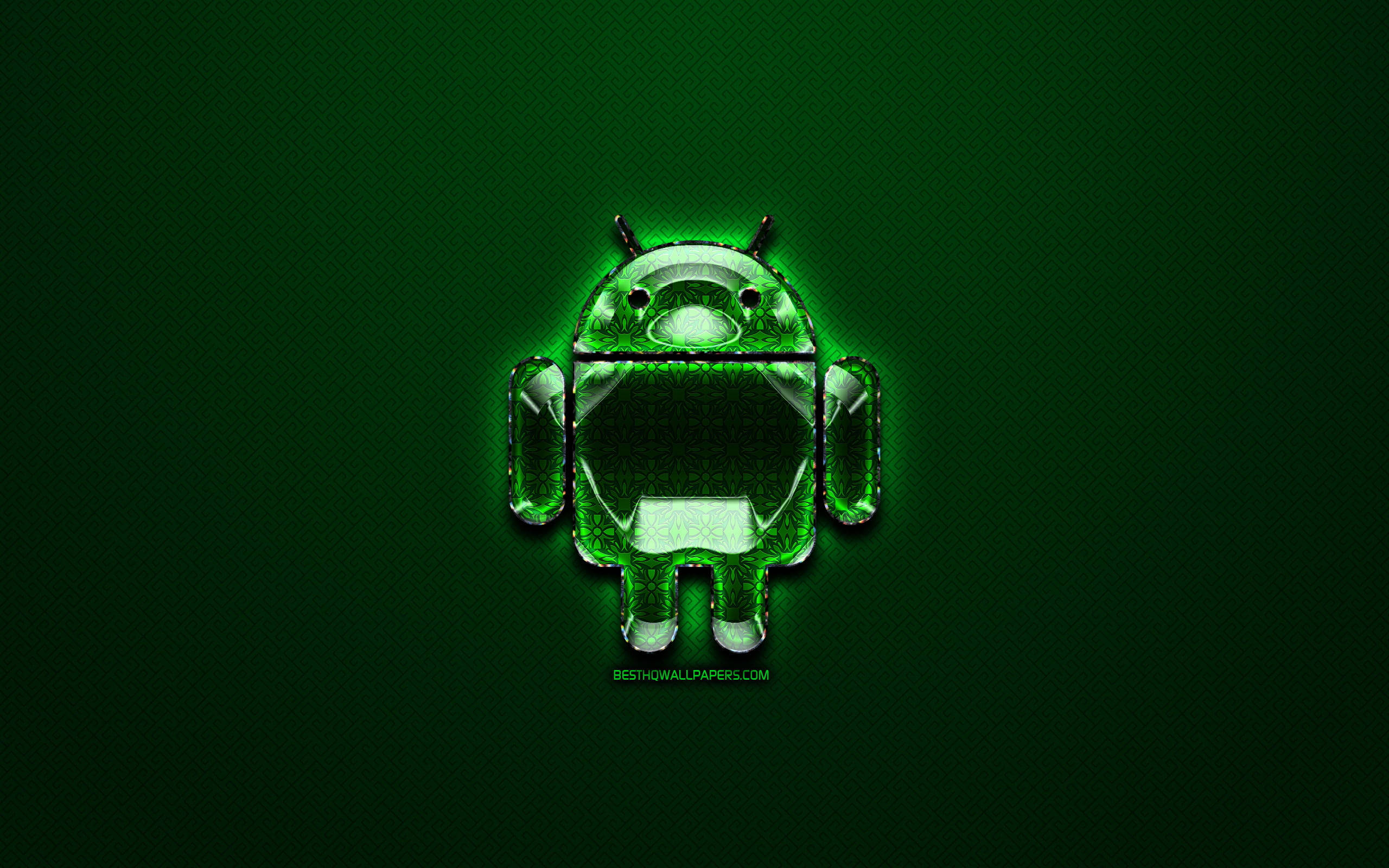 綠色安卓玻璃桌面壁紙 壁紙 — 一個帶有像素化紋理的發光綠色Android機械人圖示，在深綠色背景上居中顯示。