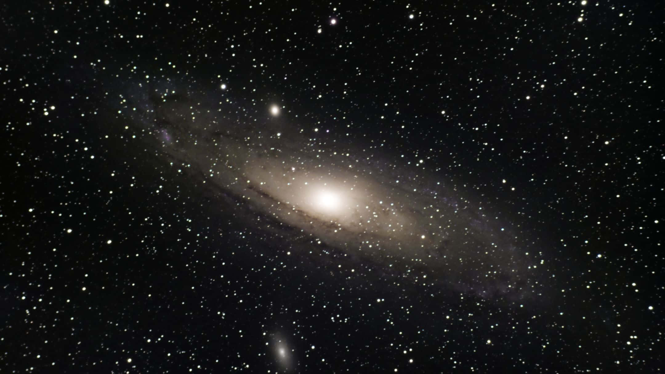一個在深空中帶有明亮核心和星狀旋臂的螺旋星系。