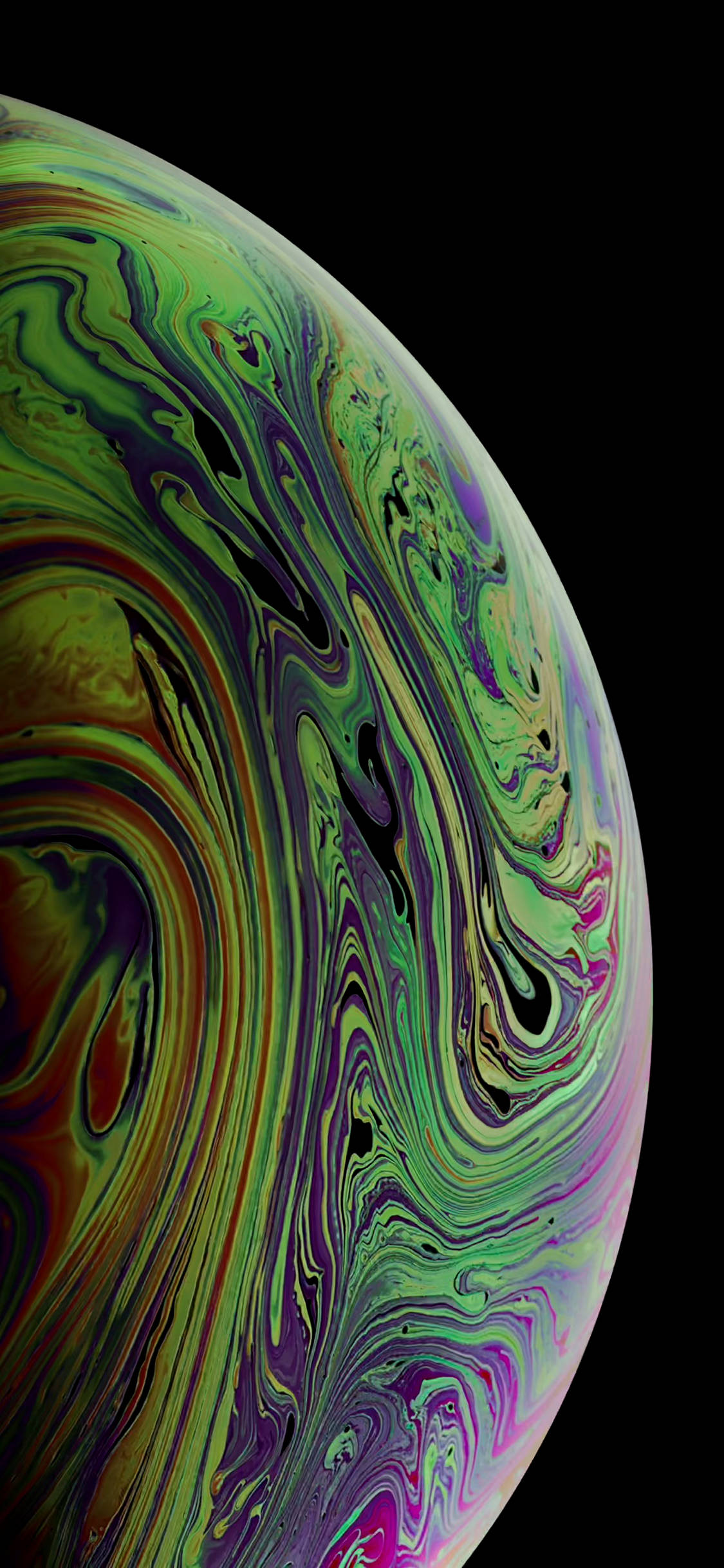 綠色星球 iPhone 動態壁紙 壁紙 — 一個充滿活力的虹彩肥皂泡在純黑背景上旋轉，呈現綠色、紫色和金色色調。