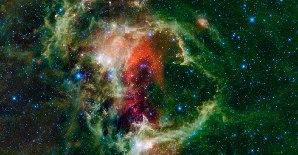 綠色深空圖像 壁紙 — 一個充滿活力的宇宙星雲，在星空中旋轉著紅色、橙色和綠色的氣體雲。