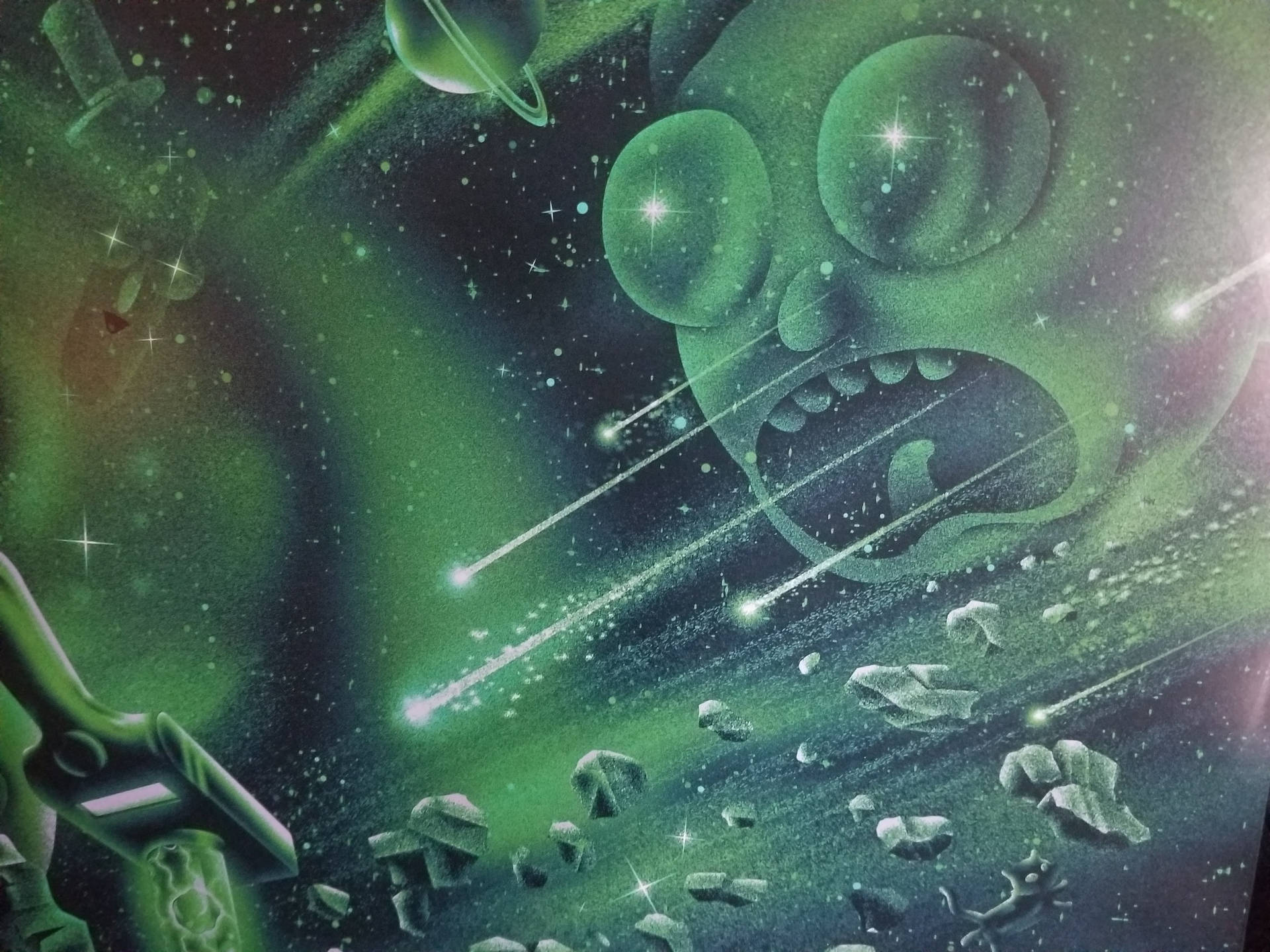 綠色外星人面孔在星空太空場景中發射激光，伴有小行星和行星。
