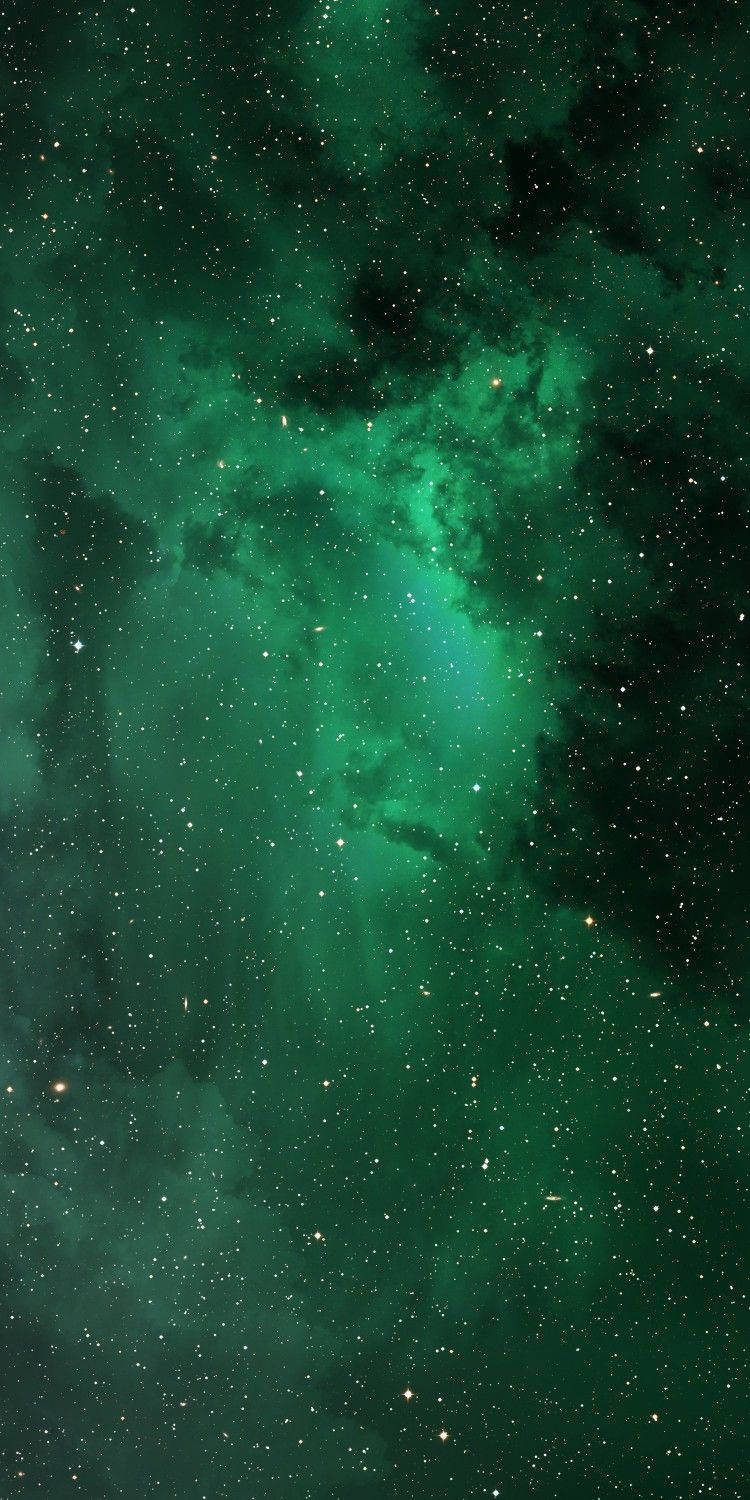 充滿星星的鮮綠色星雲在深空