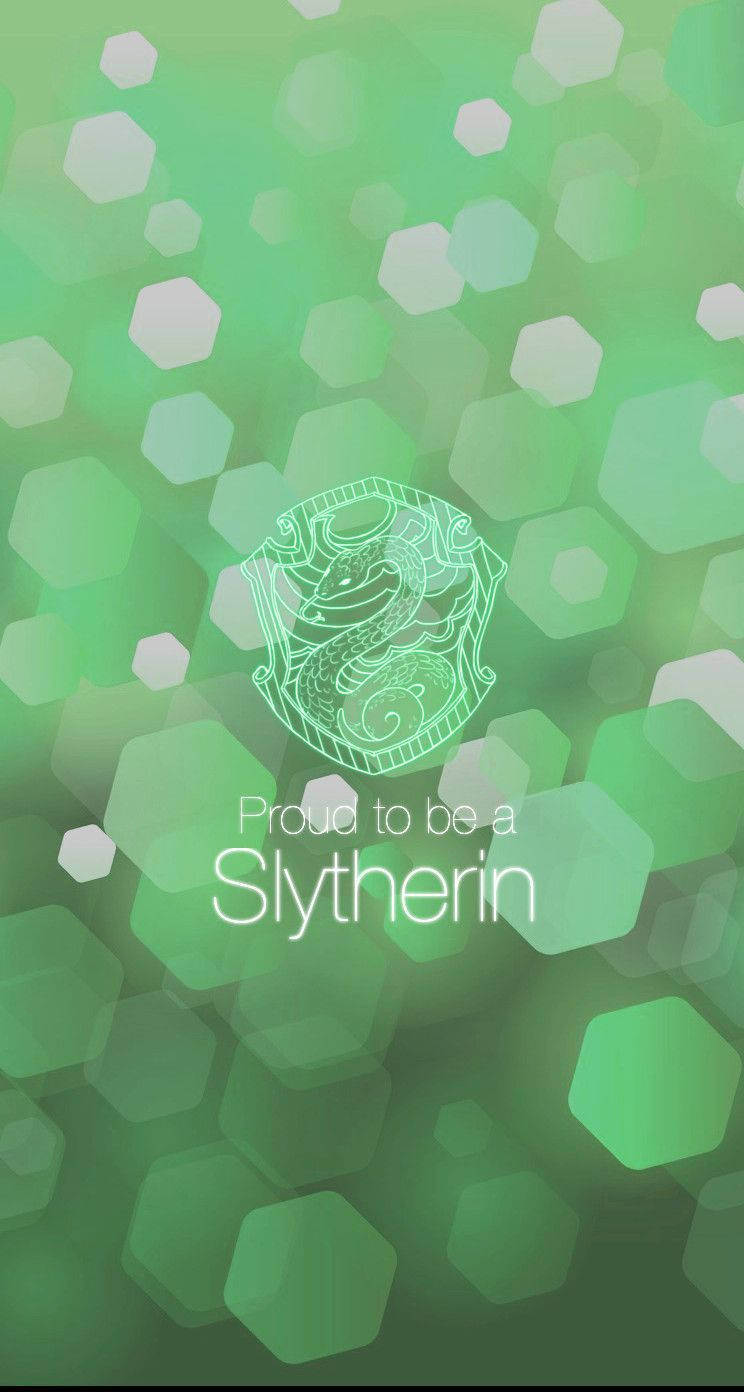 史萊哲林徽章帶有文字Proud to be a Slytherin在綠色六邊形背景上