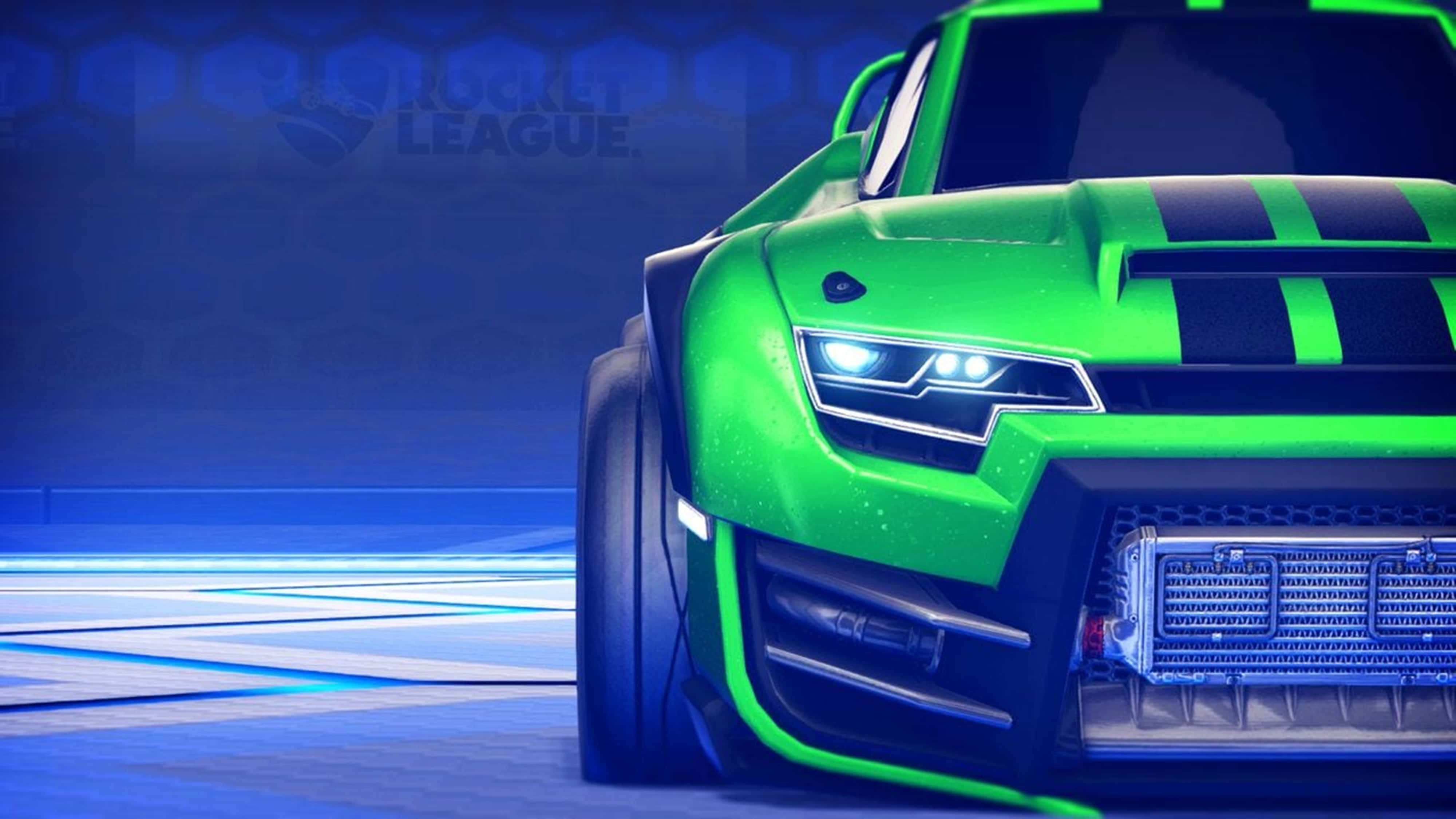 綠色肌肉車 Rocket League 4K 壁紙 — 一輛充滿活力的綠色Rocket League賽車，帶有黑色條紋和發光車頭燈，停在藍色競技場地板上。