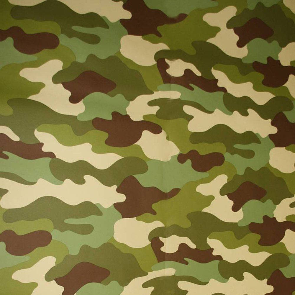 綠色、棕色和米色調的軍用迷彩圖案布料。