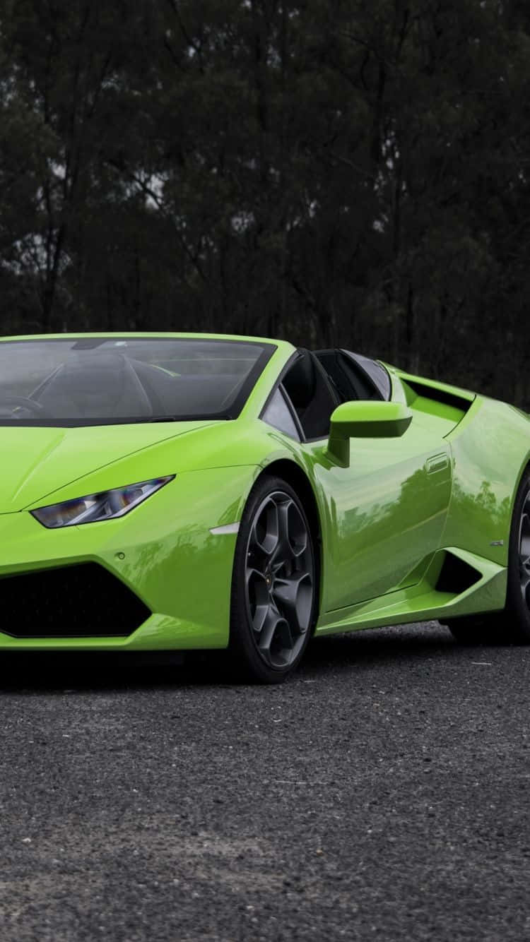 檸檬綠色林寶堅尼 Huracán Spyder 停泊在森林附近的碎石路上。