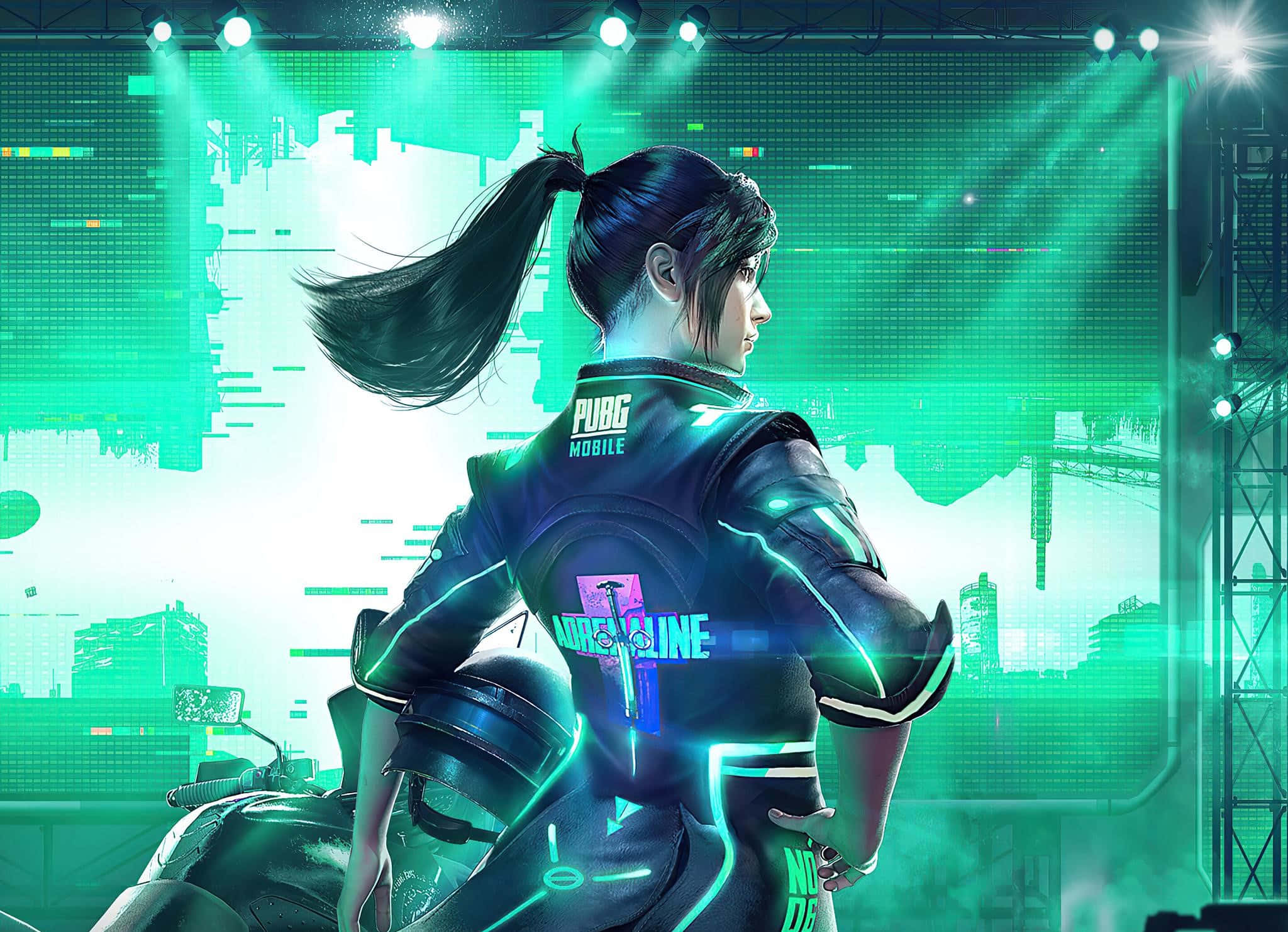 綠色裝扮PUBG女騎士 壁紙 — 一位身穿發光霓虹外套的女性遊戲玩家站在未來風格的舞台上，頭頂是明亮的綠色聚光燈，身後是數位城市景觀。