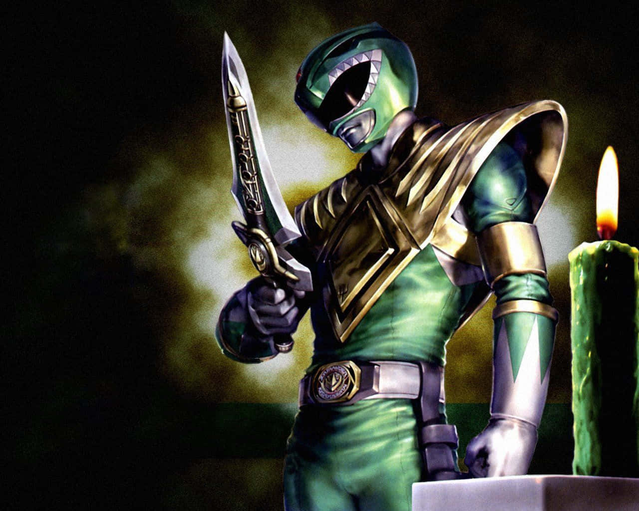Power Rangers 桌布 壁紙 — 綠色金甲戰士在煙霧彌漫的黑暗背景中，手持劍，旁邊有一根點燃的綠色蠟燭。