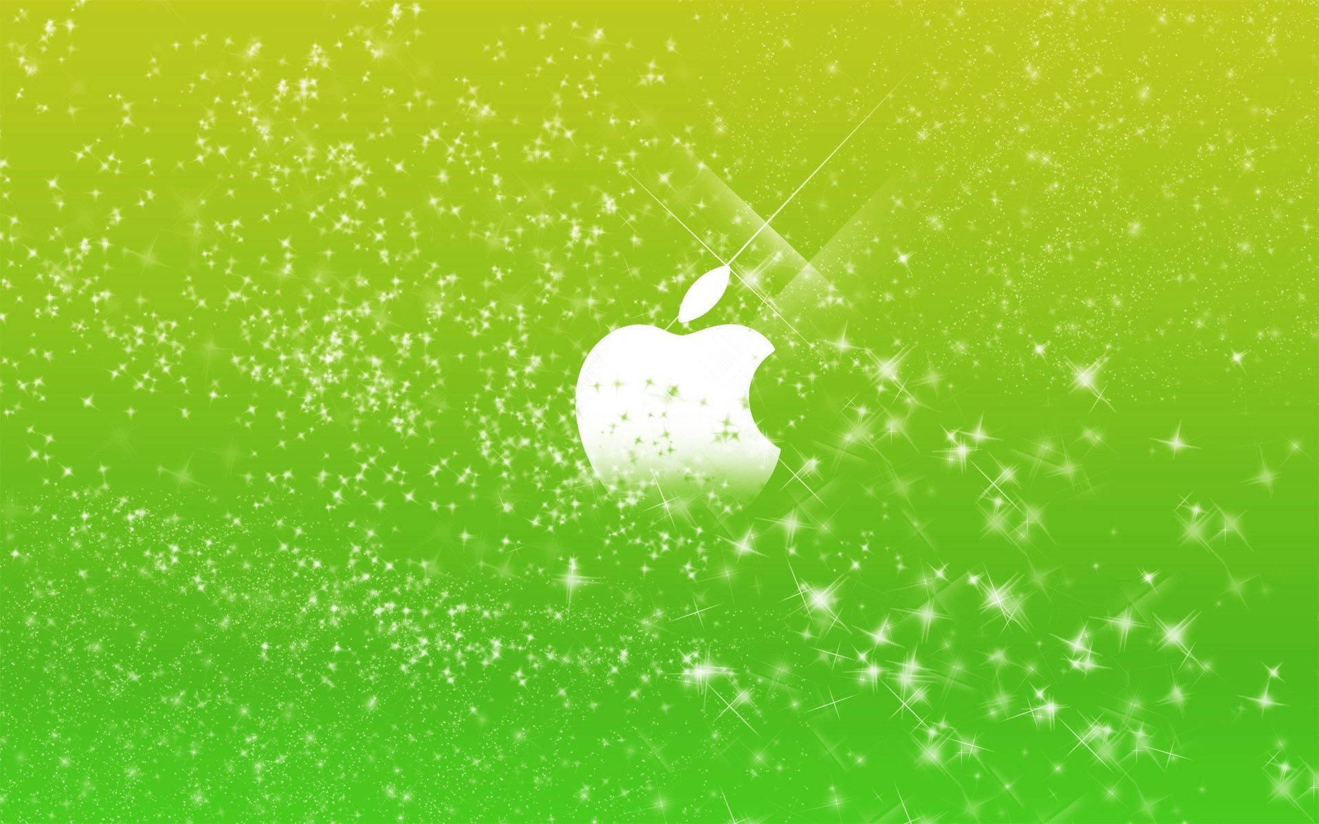 綠色閃耀背景中的蘋果標誌 壁紙 — 一個發光的白色Apple標誌在充滿閃爍粒子的鮮豔綠色漸變背景上閃耀。