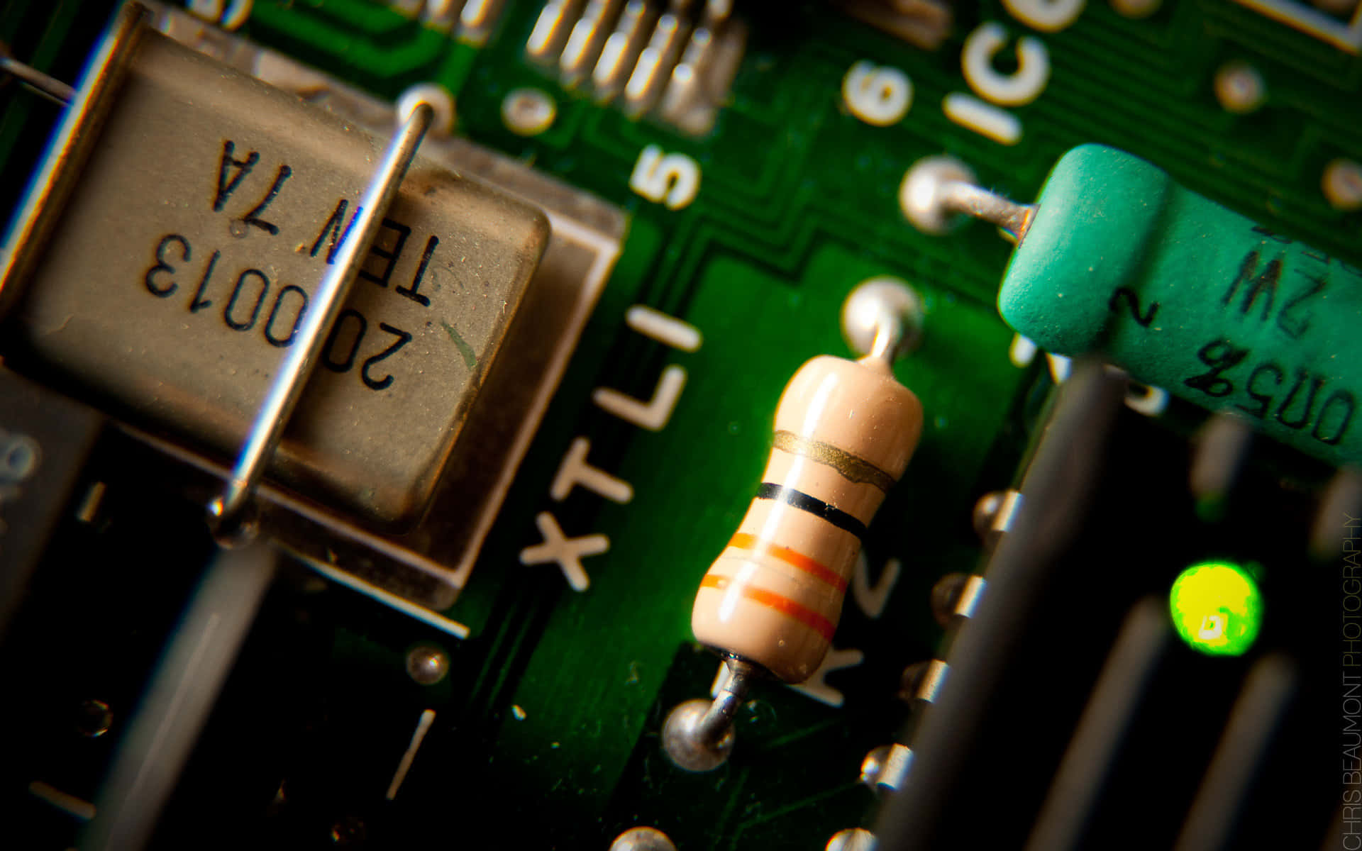 Electronics 桌布 壁紙 — 綠色電路板上電子元件及發光綠色LED的特寫微距鏡頭。