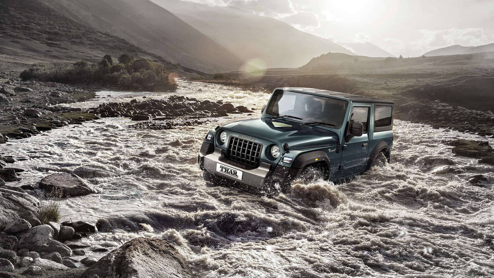 綠色Jeep Thar在日出時穿越山間河流。