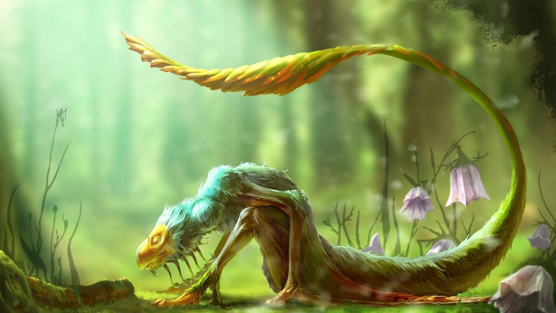 綠色鳥類神話生物 壁紙 — 一隻神話生物，長著長長的葉狀尾巴和發光的眼睛，蹲在陽光普照、霧氣瀰漫的森林中，周圍是紫色的花朵。