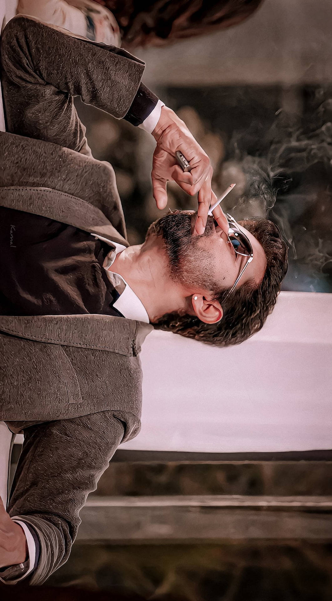 穿著西裝和太陽眼鏡的男人抽煙，煙霧在他周圍盤旋。