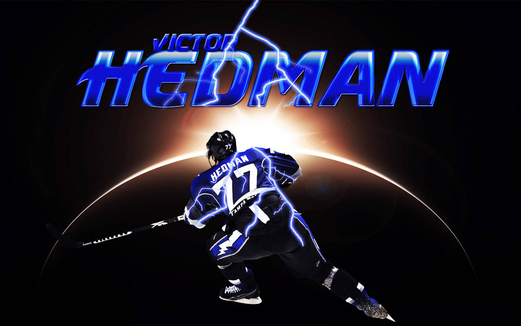 冰球運動員 Victor Hedman 身穿藍色制服，帶有閃電效果。