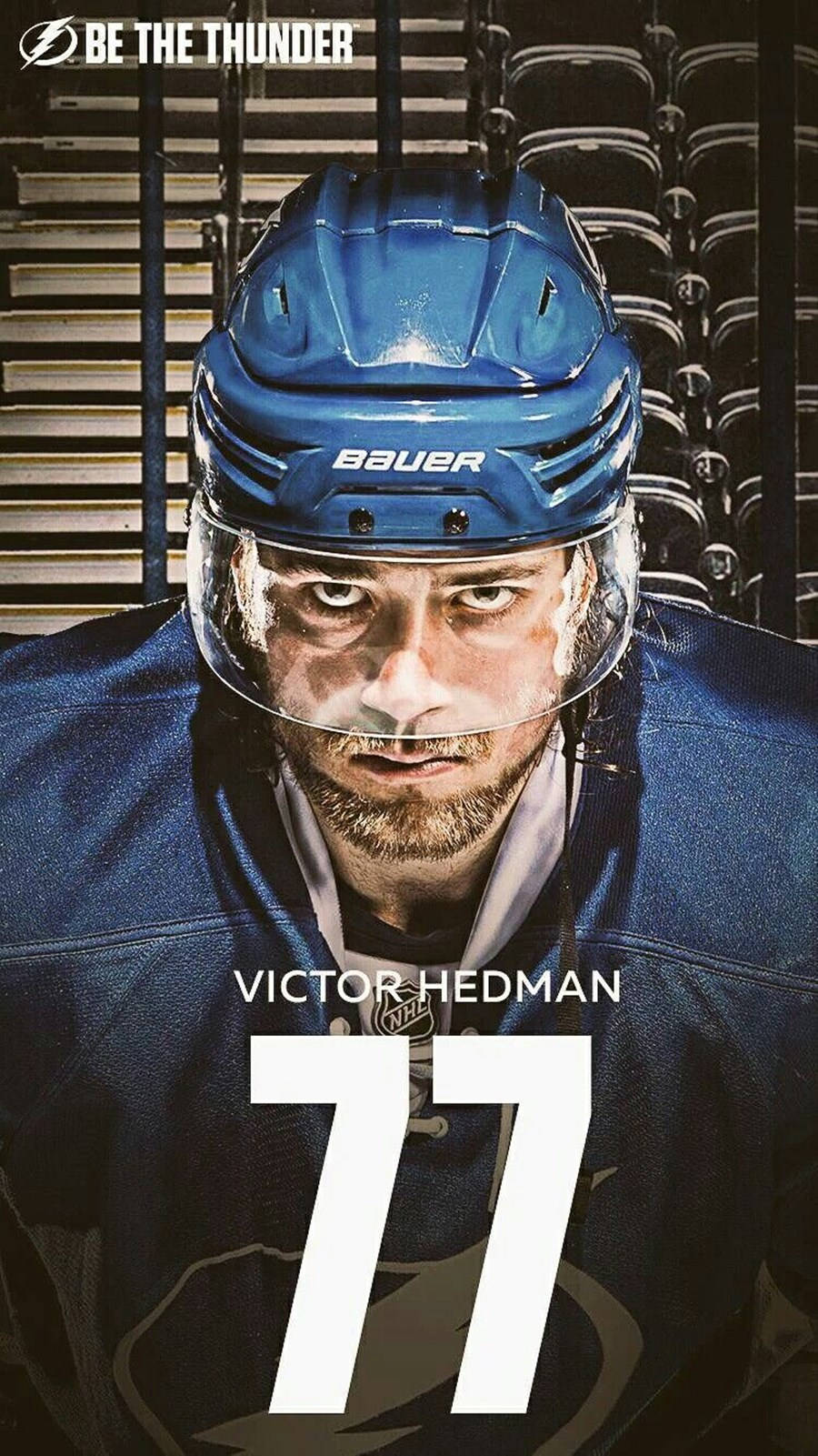 冰球運動員Victor Hedman身穿藍色77號球衣凝視鏡頭。