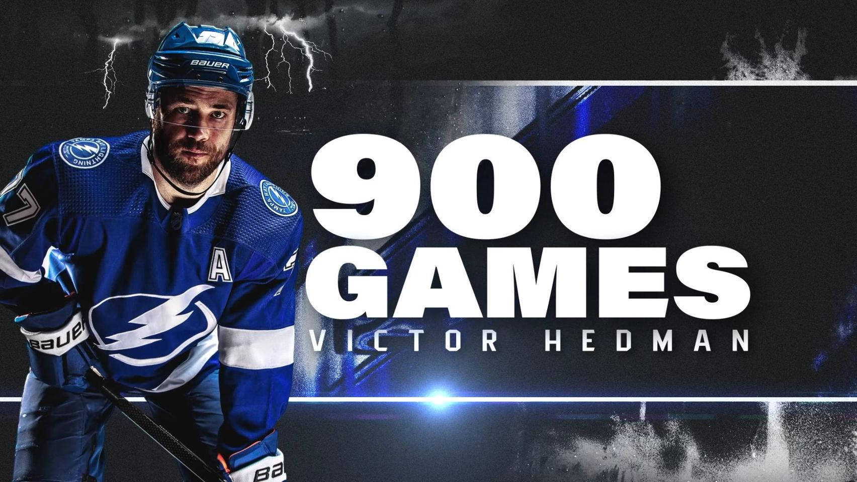 身穿藍色球衣的冰球運動員 Victor Hedman 在暴風雨背景下慶祝 900 場比賽里程碑。