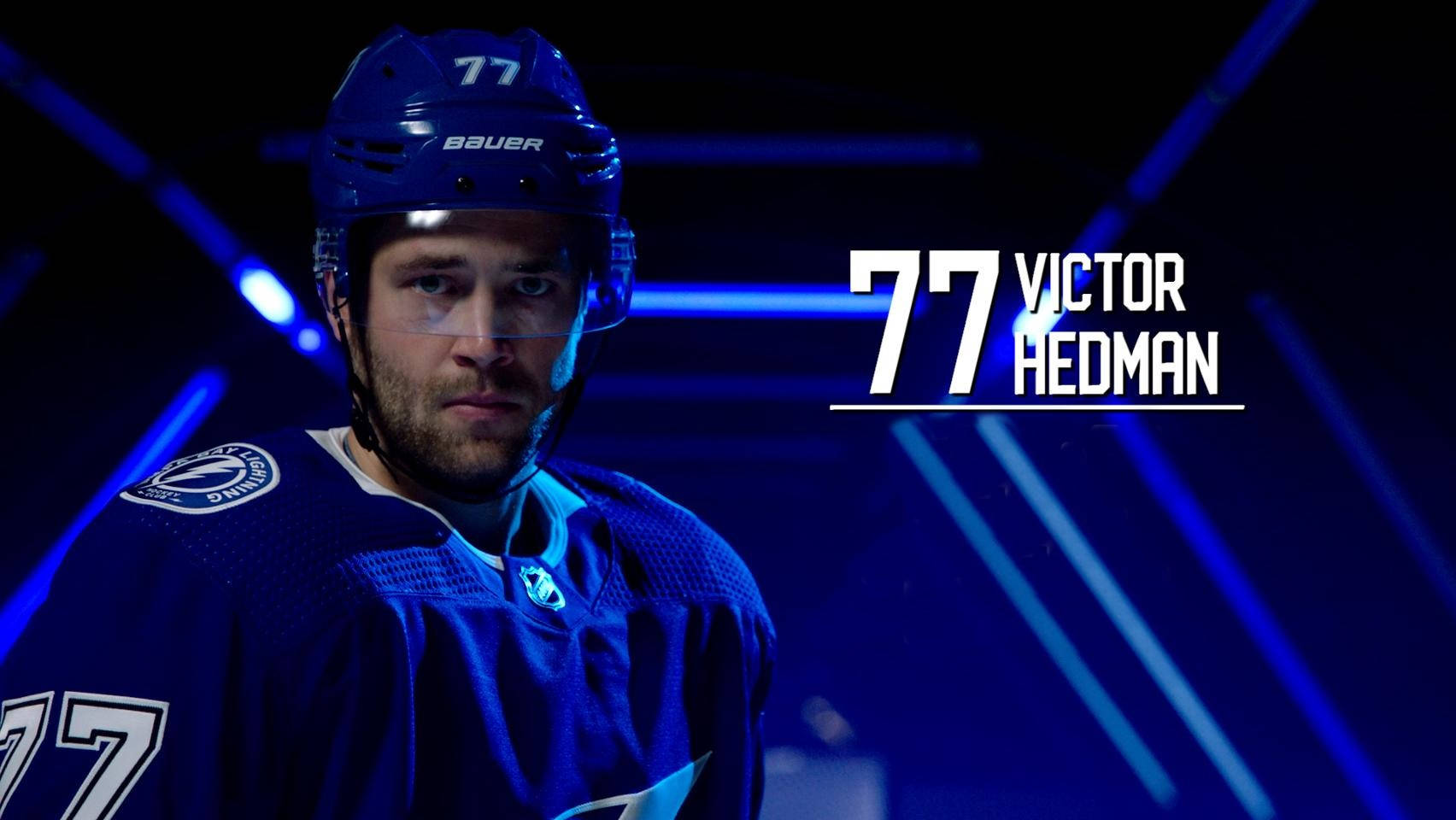 冰球運動員 Victor Hedman 身穿藍色制服，在藍色燈光下