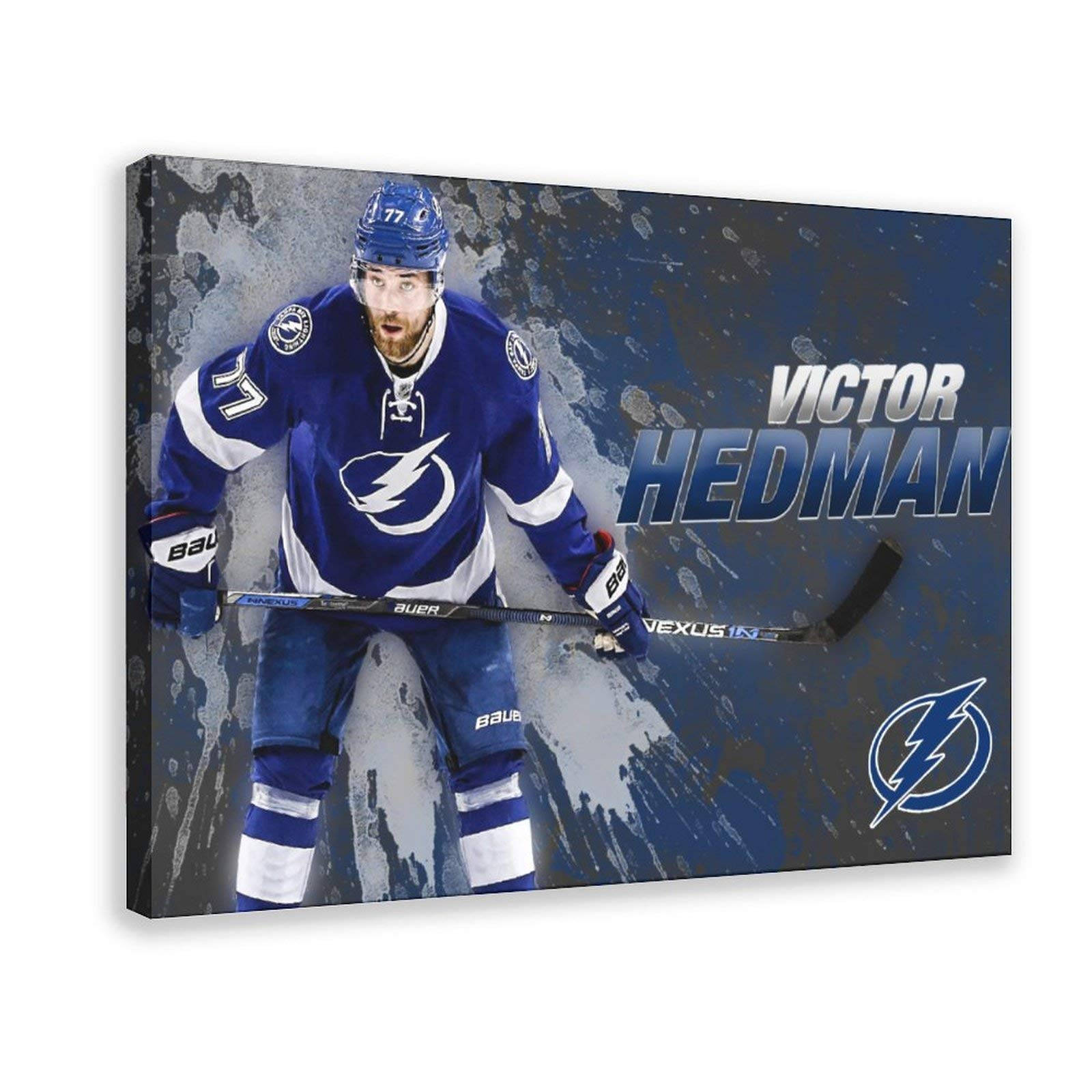 Victor Hedman 身穿坦帕灣閃電隊制服手持冰球桿。