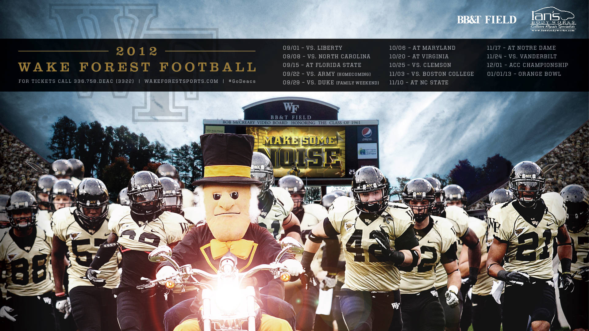 Wake Forest 足球隊和吉祥物 Deac 在 BB&T Field 的暴風雨天空下騎電單車。