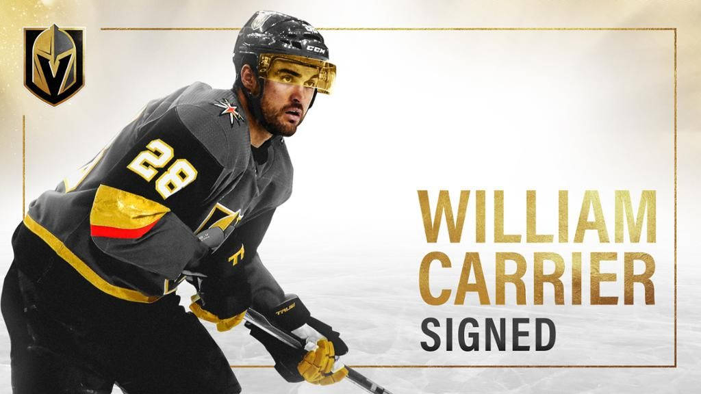 維加斯金鷹隊明星球員威廉·卡里爾比賽瞬間 壁紙 — 冰球運動員 William Carrier 穿著 Vegas Golden Knights 裝備，在乾淨的金色和白色背景前動態擺姿勢，並以粗體文字宣布他的簽約。